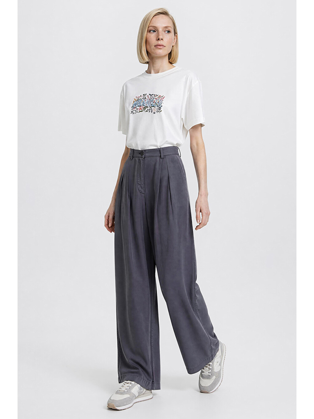 Gri Relaxed Fit Yüksek Bel Geniş Paça Yumuşak Dokulu Siyah Pantolon-3