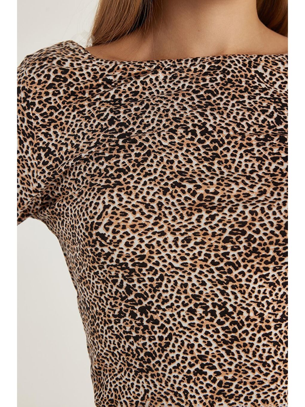 Karışık Kadın Slim Fit Dar Kesim Viskon Kumaş Sırt Detaylı Uzun Kol Bisiklet Yaka Desenli Bluz-2