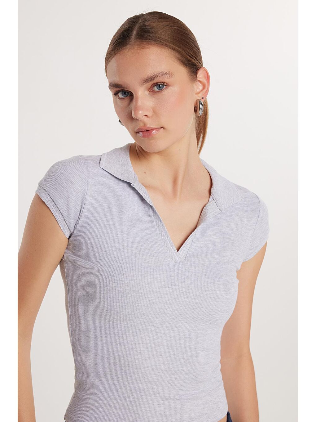 Kadın Modal Kumaş Slim Fit Dar Kesim Kısa Kollu V Yaka Gri Bluz