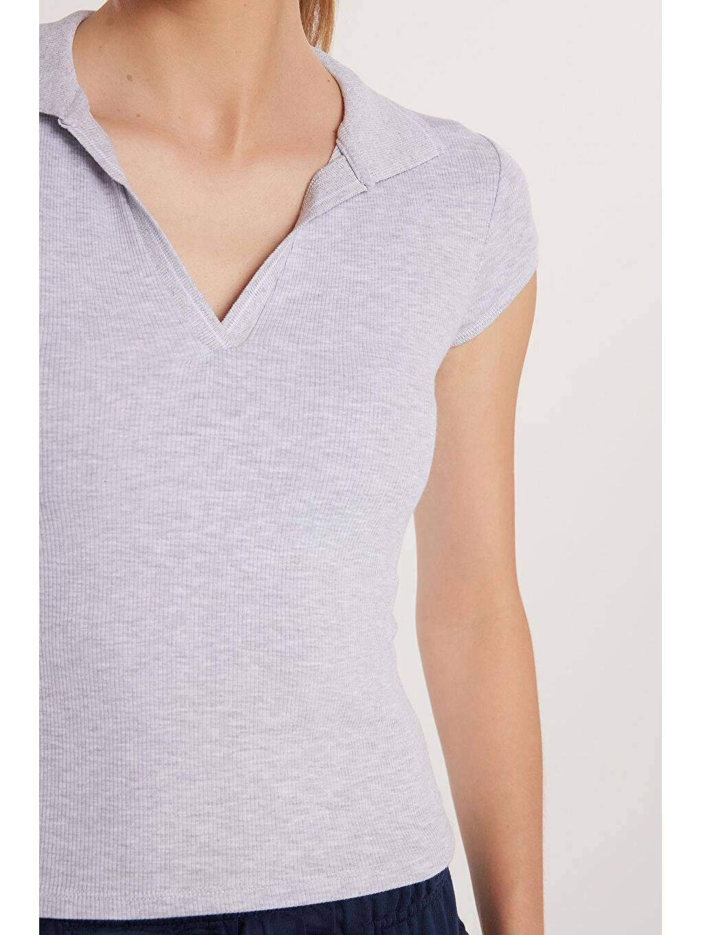 Kadın Modal Kumaş Slim Fit Dar Kesim Kısa Kollu V Yaka Gri Bluz-2