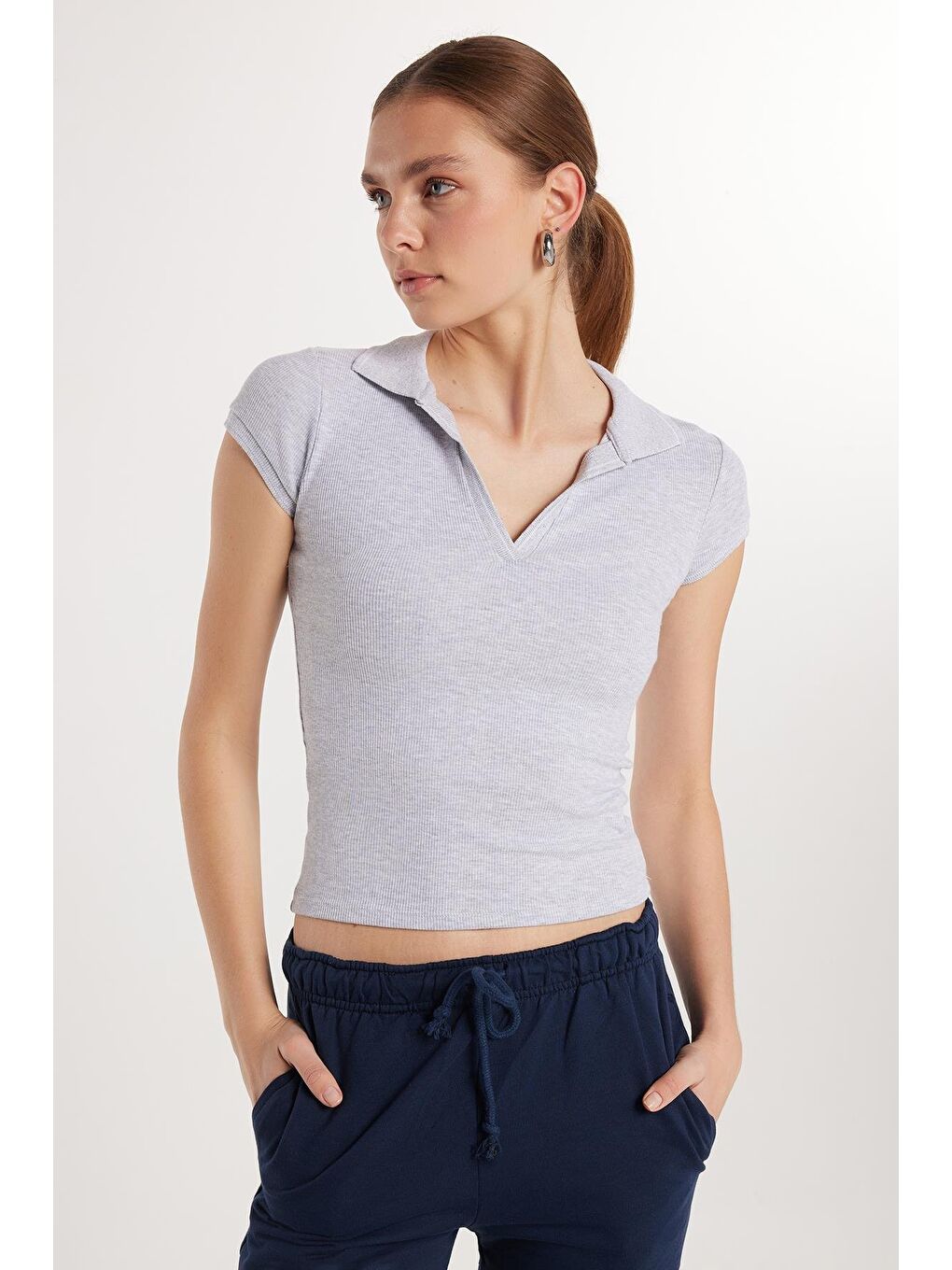 Kadın Modal Kumaş Slim Fit Dar Kesim Kısa Kollu V Yaka Gri Bluz-3