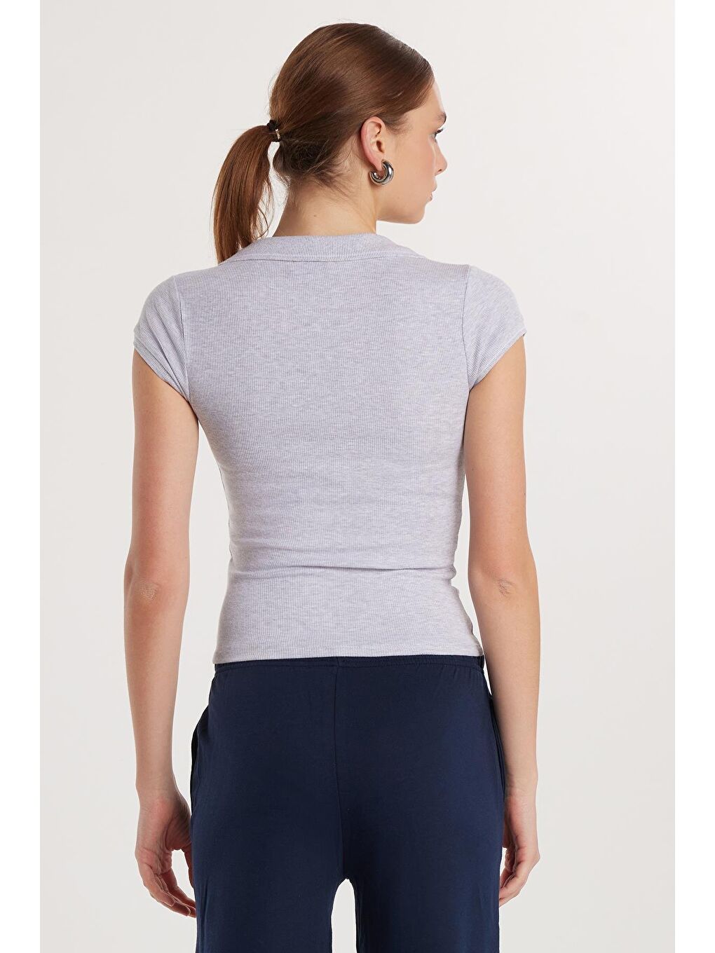 Kadın Modal Kumaş Slim Fit Dar Kesim Kısa Kollu V Yaka Gri Bluz-4