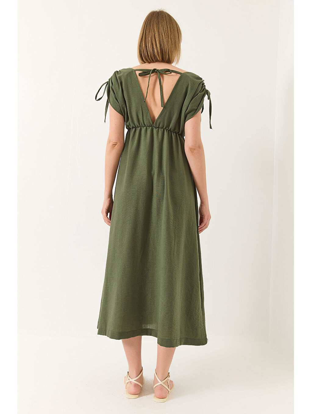 Haki Kadın V Yaka Beli Lastikli Yırtmaçlı Bağlama Detaylı Keten Dokulu Elbise-5