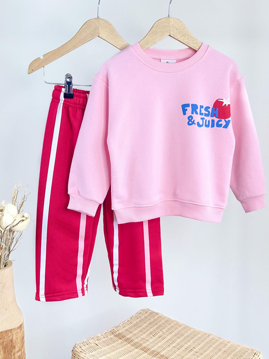Karışık Kız Çocuk Pamuklu Pembe Baskılı Sweat & Kırmızı Eşofman Altı Takımı – Şerit Detaylı-1