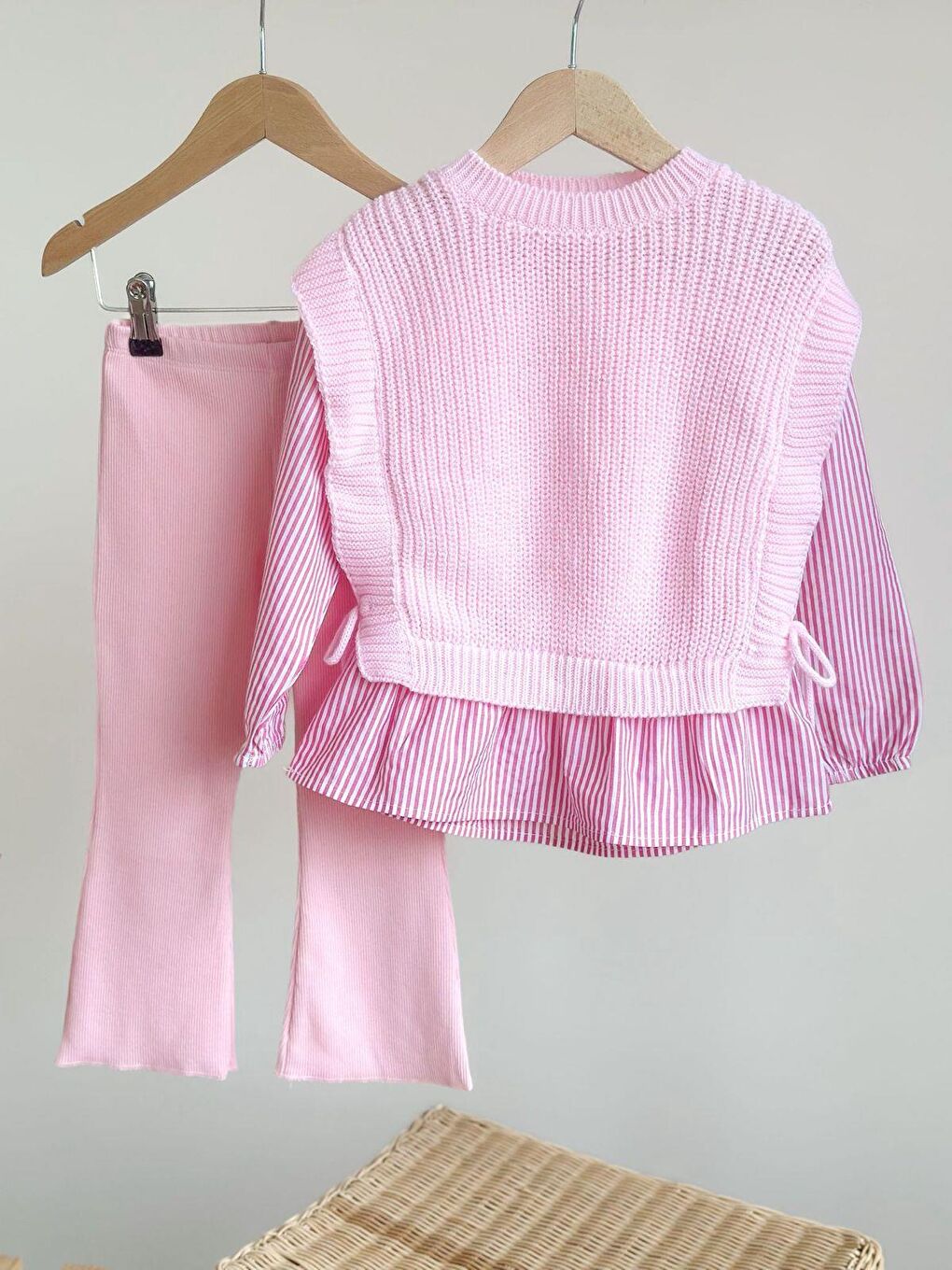 Kız Çocuk Pamuklu Pembe Triko Üçlü Takım – Çizgili Fırfır Detaylı-1