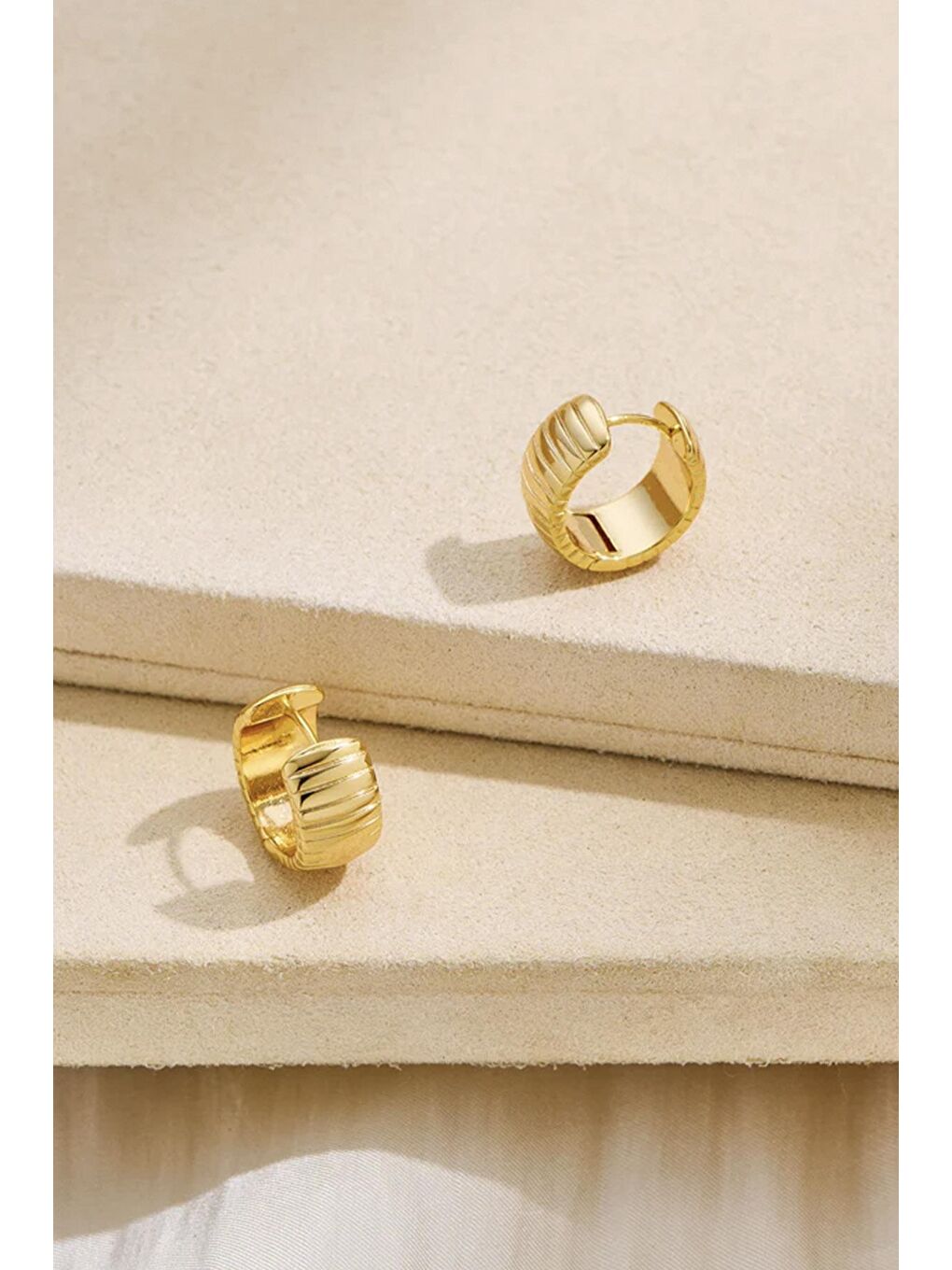 Sarı Kalın Çizgili Mini Halka Küpe-1