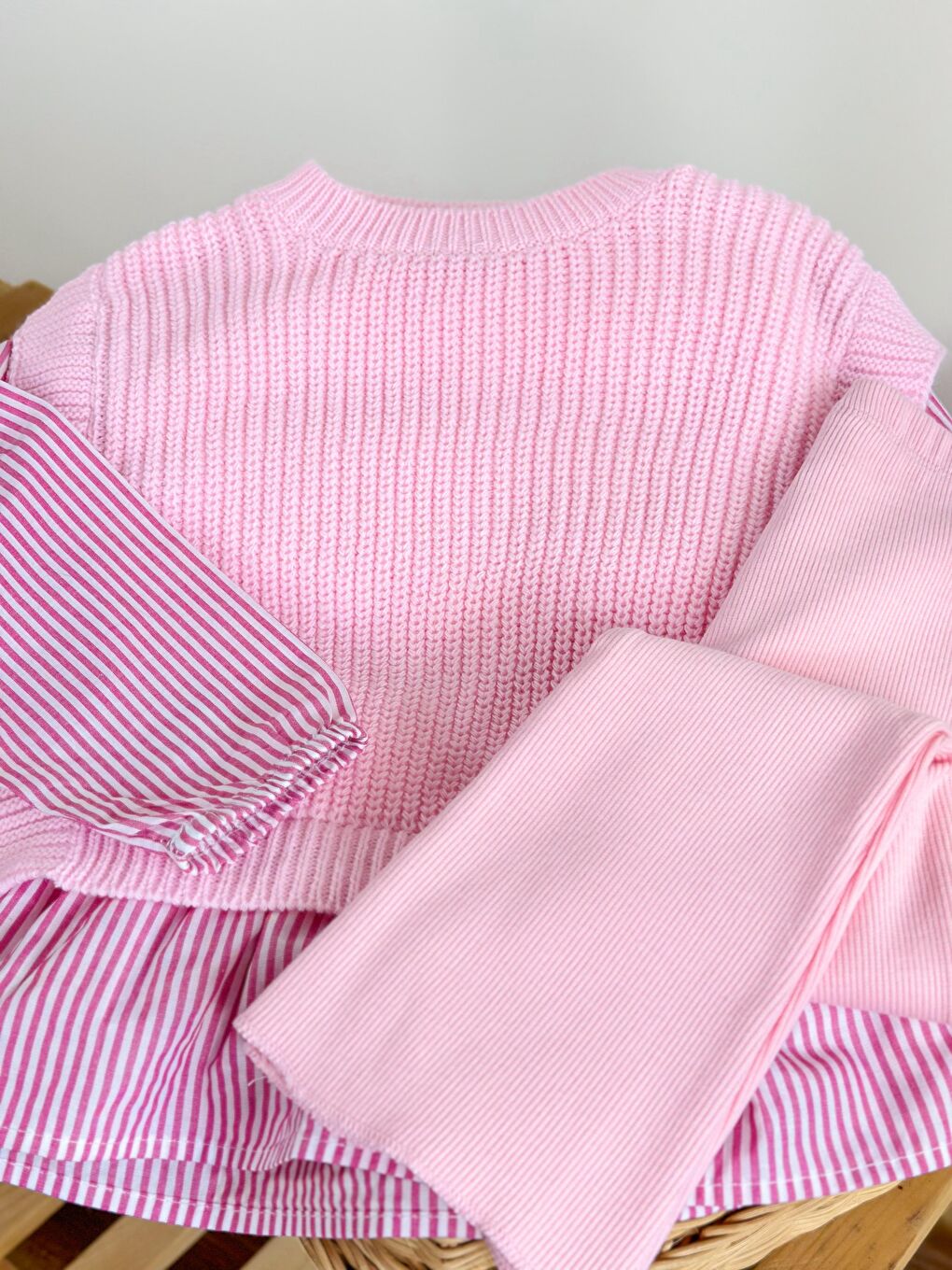 Kız Çocuk Pamuklu Pembe Triko Üçlü Takım – Çizgili Fırfır Detaylı-2