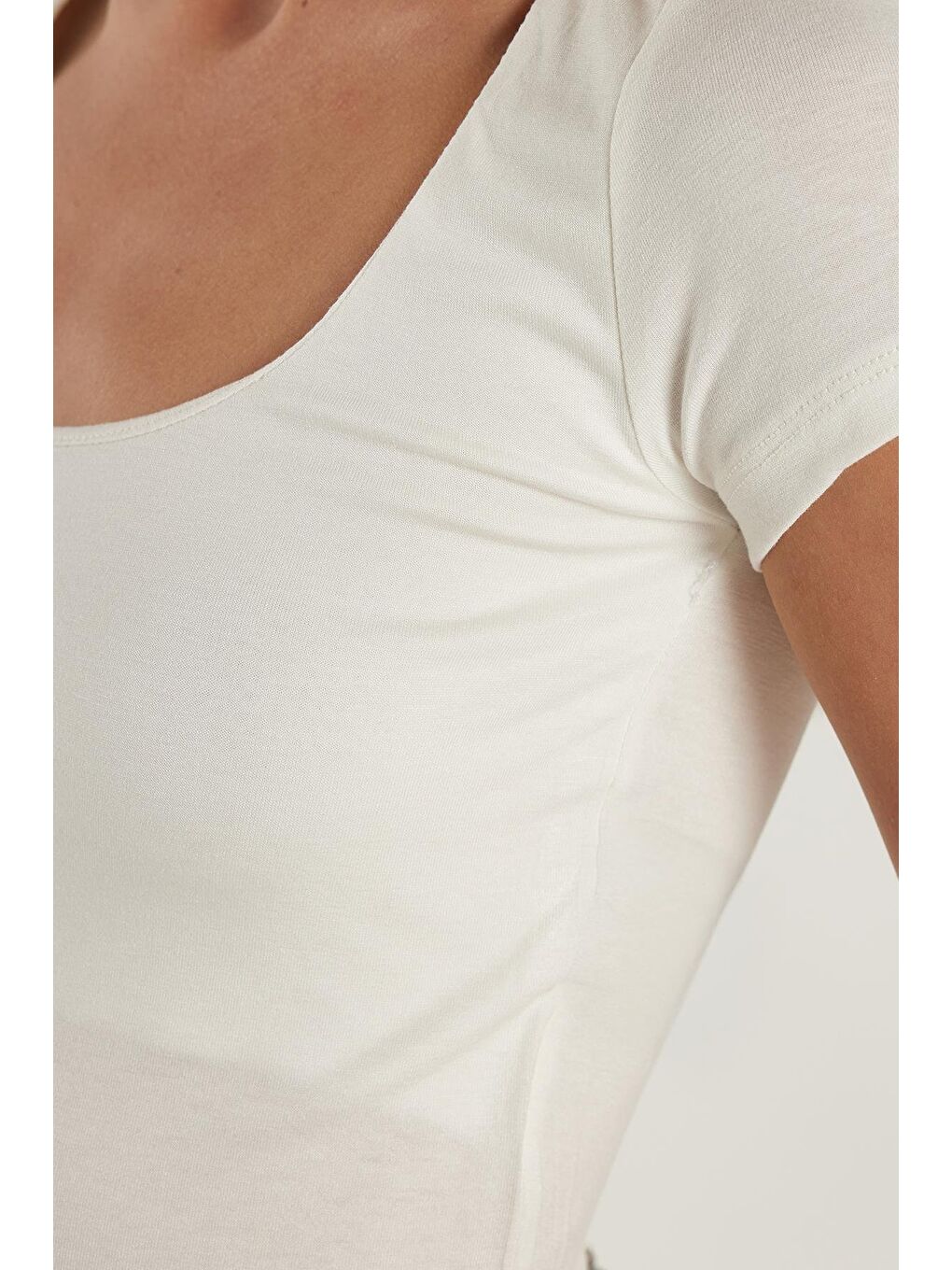 Kadın Slim Fit Dar Kesim Kısa Kollu U Yaka Ekru Bluz-2