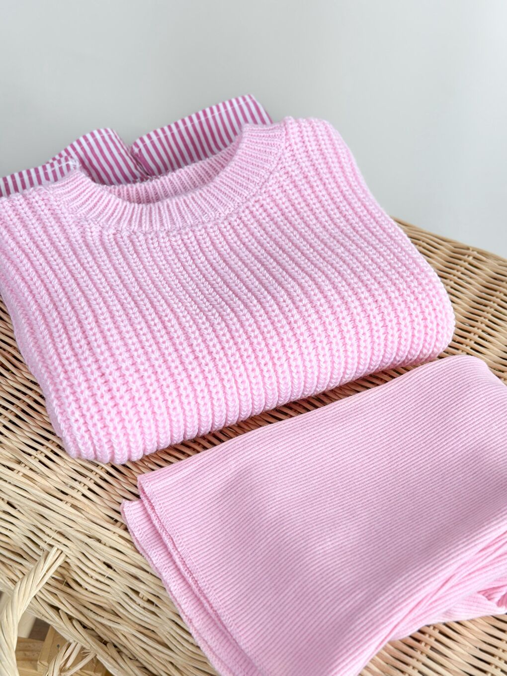 Kız Çocuk Pamuklu Pembe Triko Üçlü Takım – Çizgili Fırfır Detaylı-3