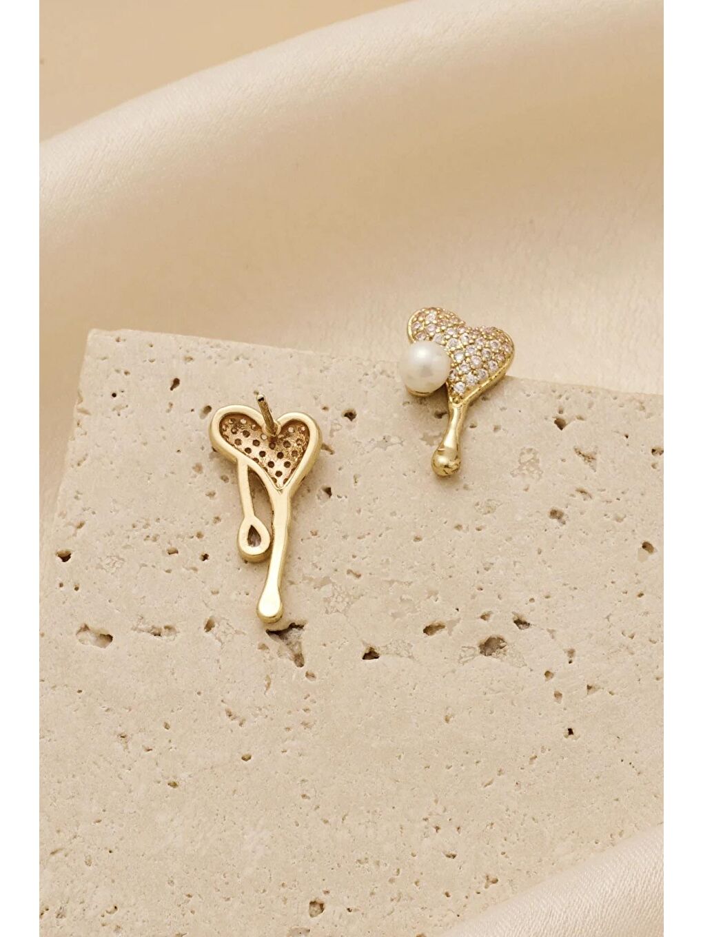 Sarı Zarif İnci Ve Kalp Detaylı Çivi Küpe-1