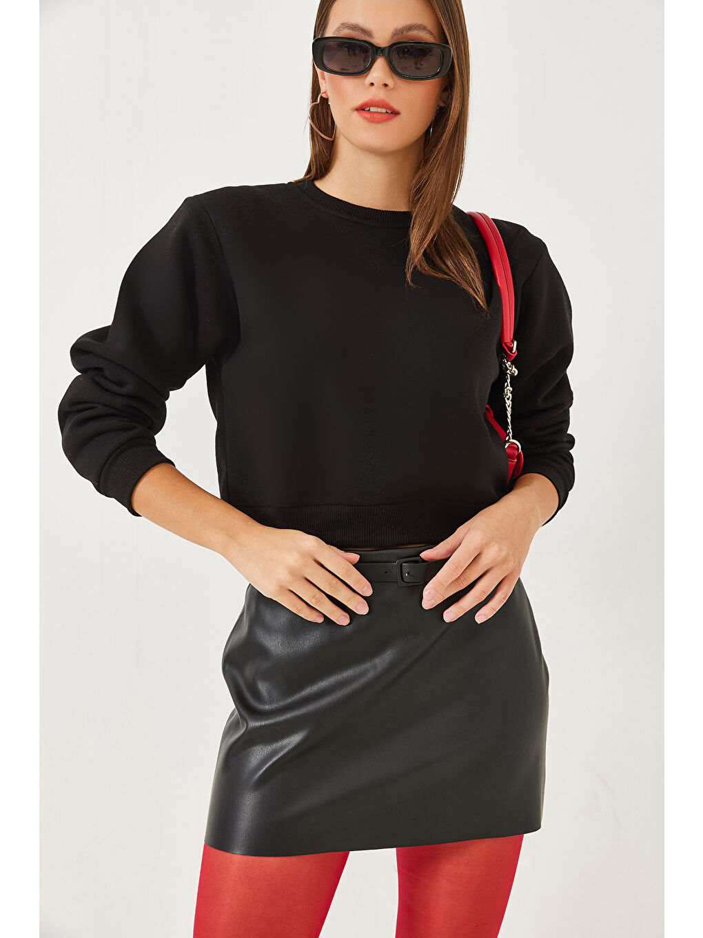 Siyah Kadın Bisiklet Yaka Şardonlu Basic Crop Sweatshirt