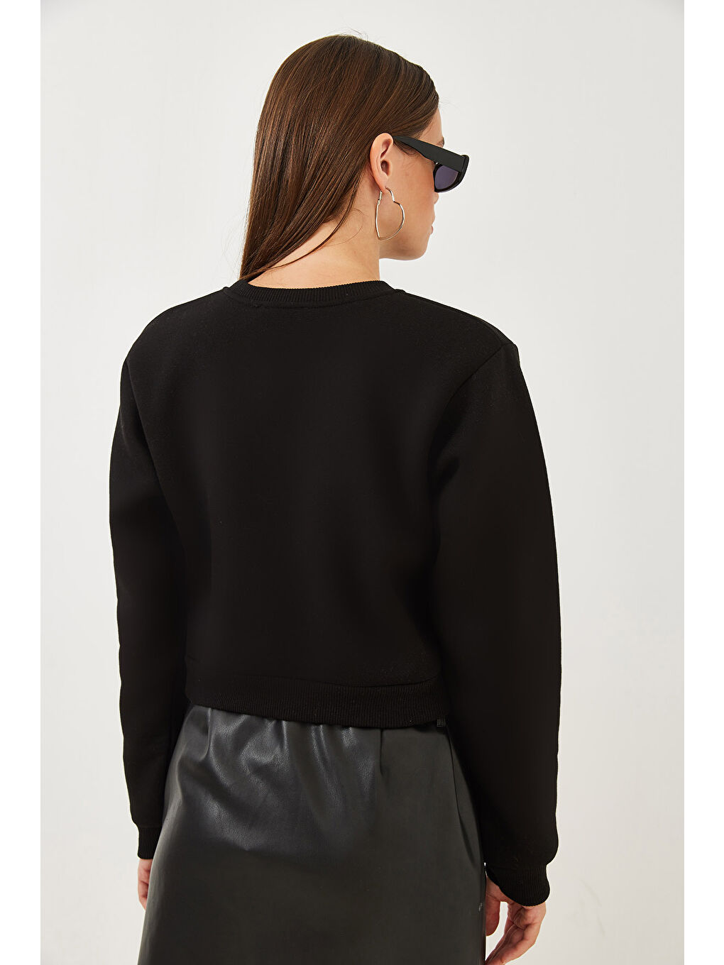 Siyah Kadın Bisiklet Yaka Şardonlu Basic Crop Sweatshirt-4