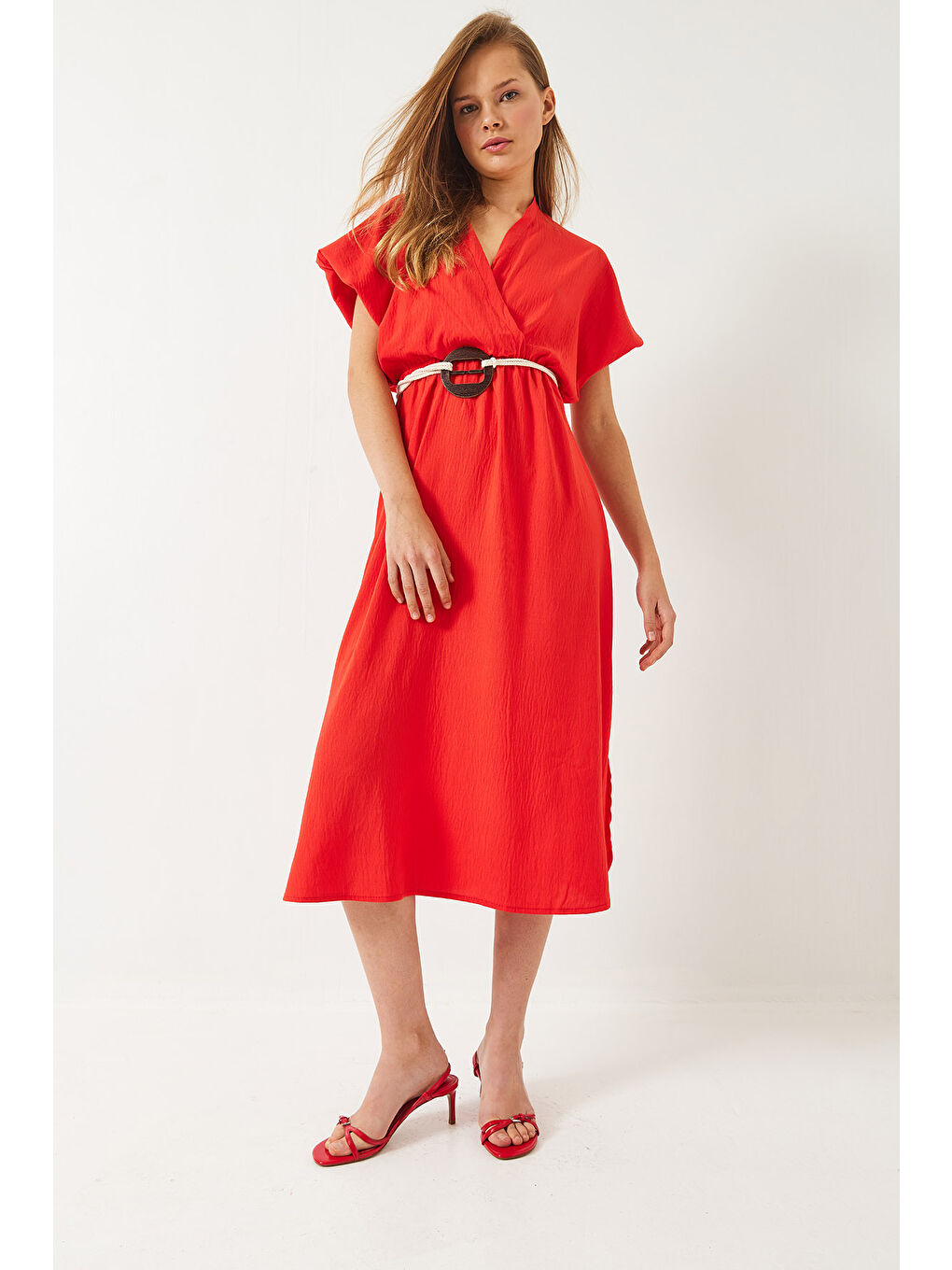 Kırmızı Kadın Kruvaze Yaka Kemerli Yırtmaç Detaylı Kısa Kollu Elbise-1