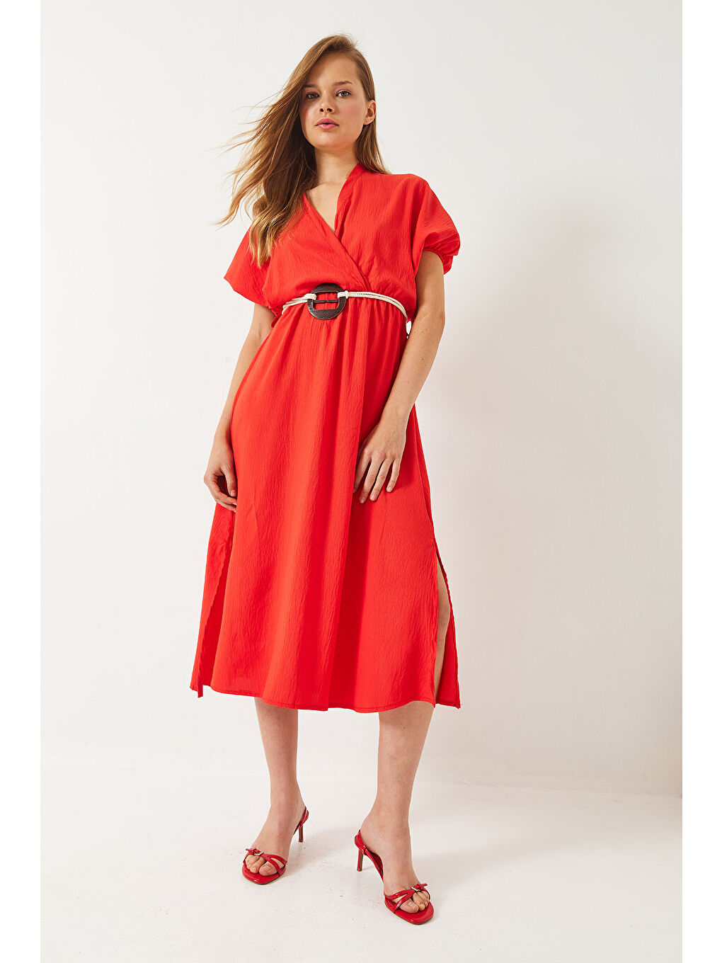 Kırmızı Kadın Kruvaze Yaka Kemerli Yırtmaç Detaylı Kısa Kollu Elbise-2