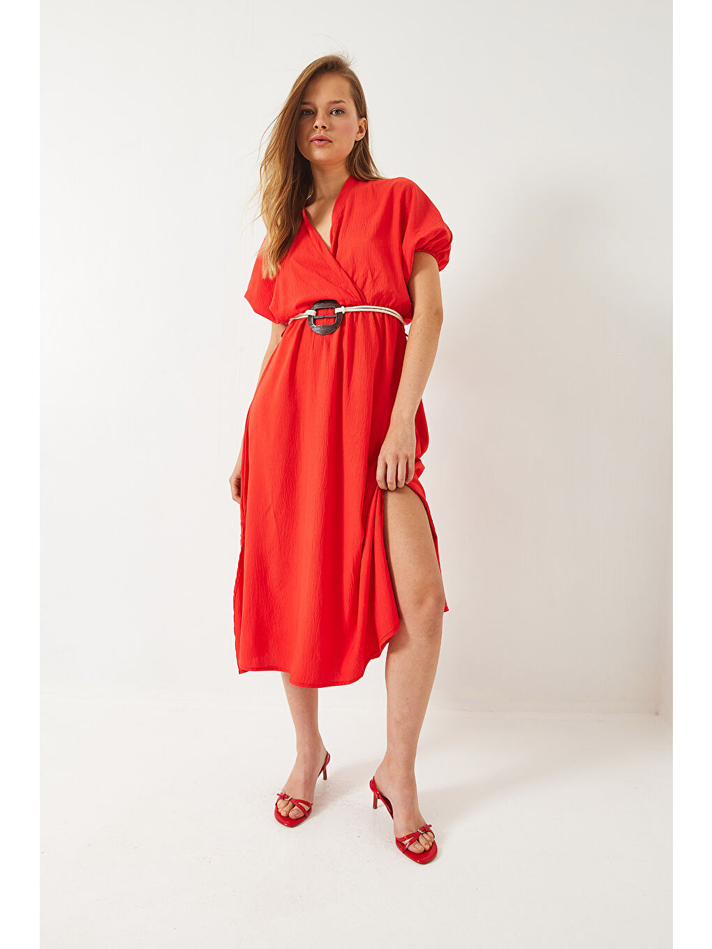 Kırmızı Kadın Kruvaze Yaka Kemerli Yırtmaç Detaylı Kısa Kollu Elbise-3