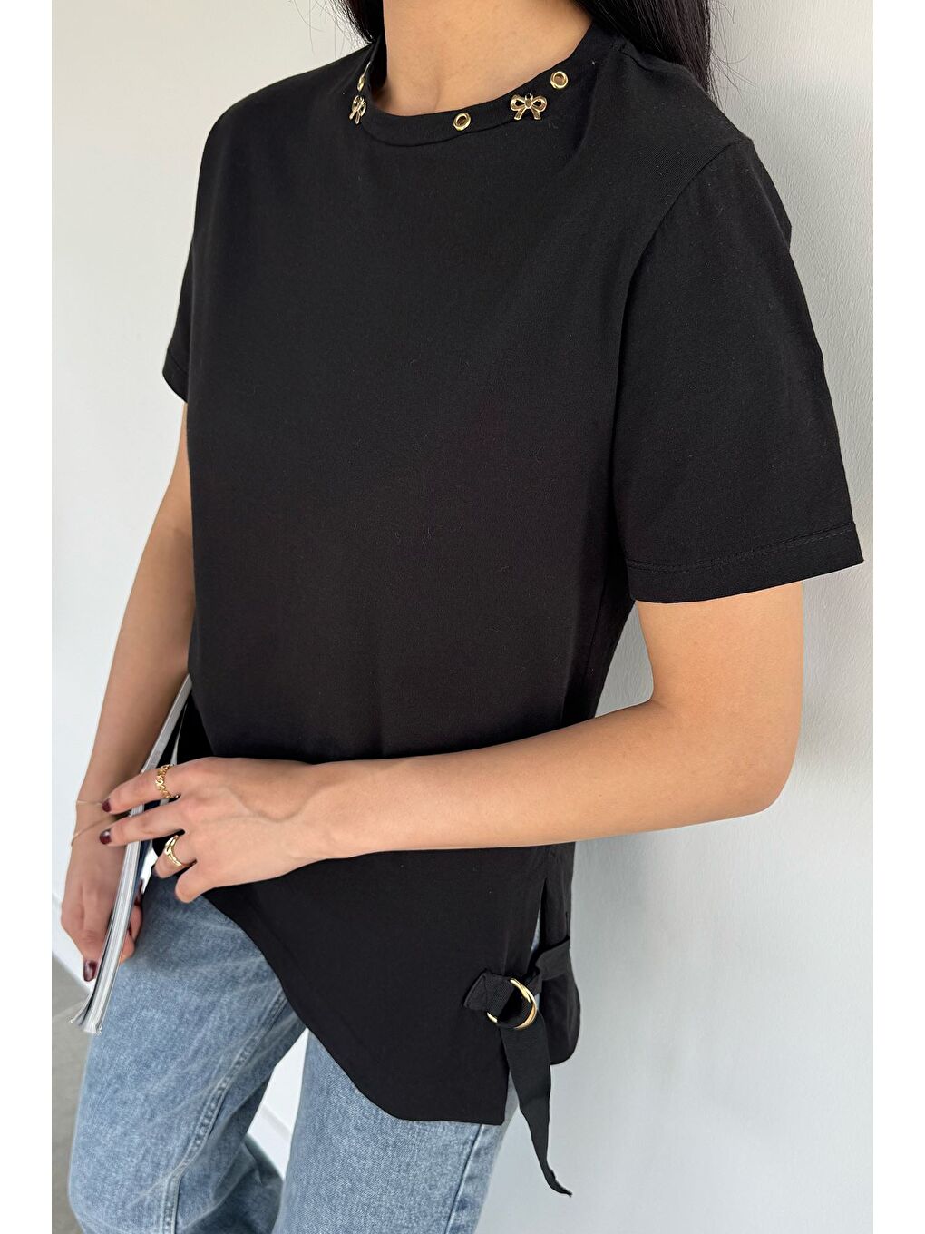Siyah Kadın Yaka Detaylı Yan Yırtmaçlı T-shirt