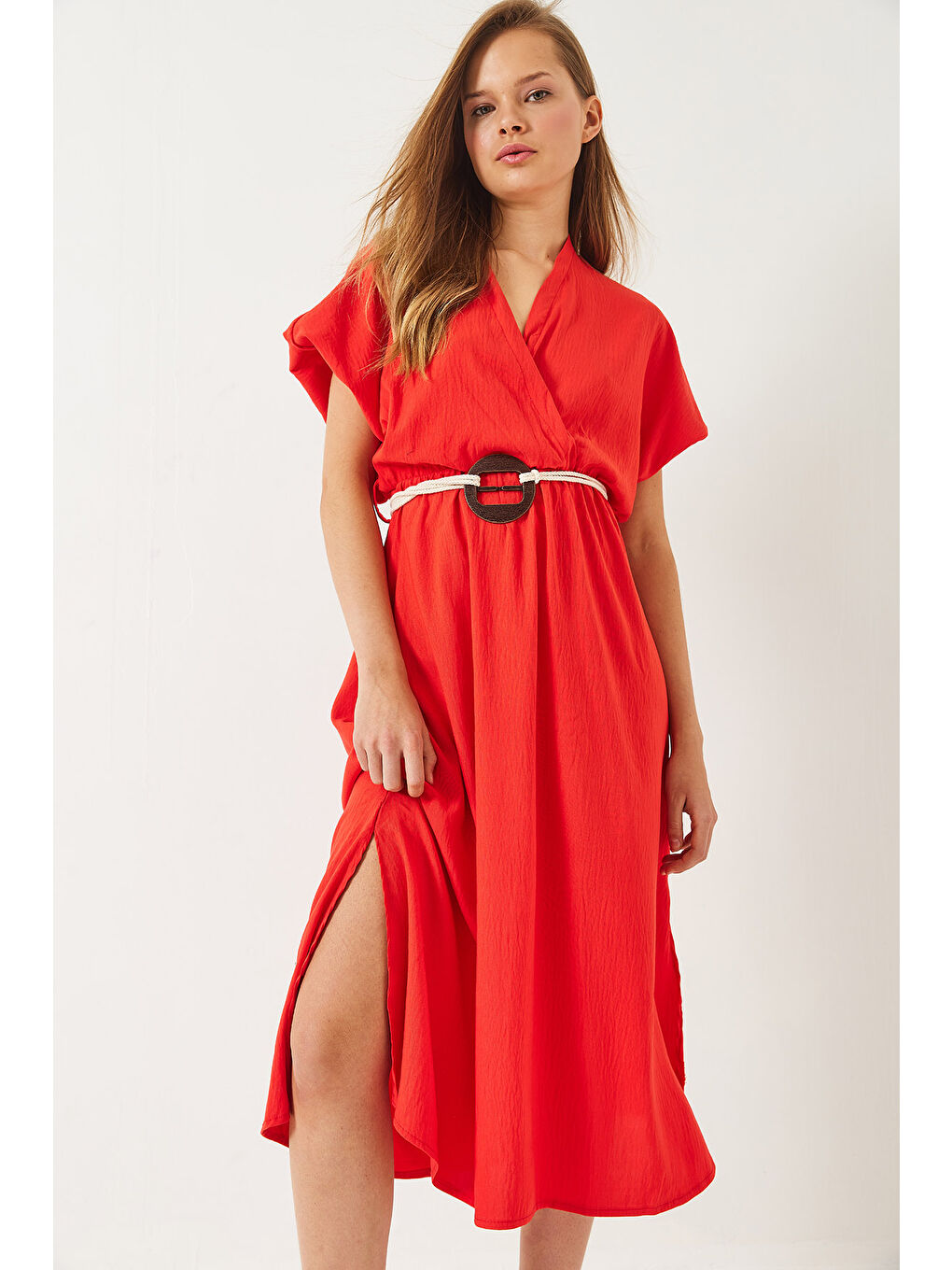 Kırmızı Kadın Kruvaze Yaka Kemerli Yırtmaç Detaylı Kısa Kollu Elbise-4