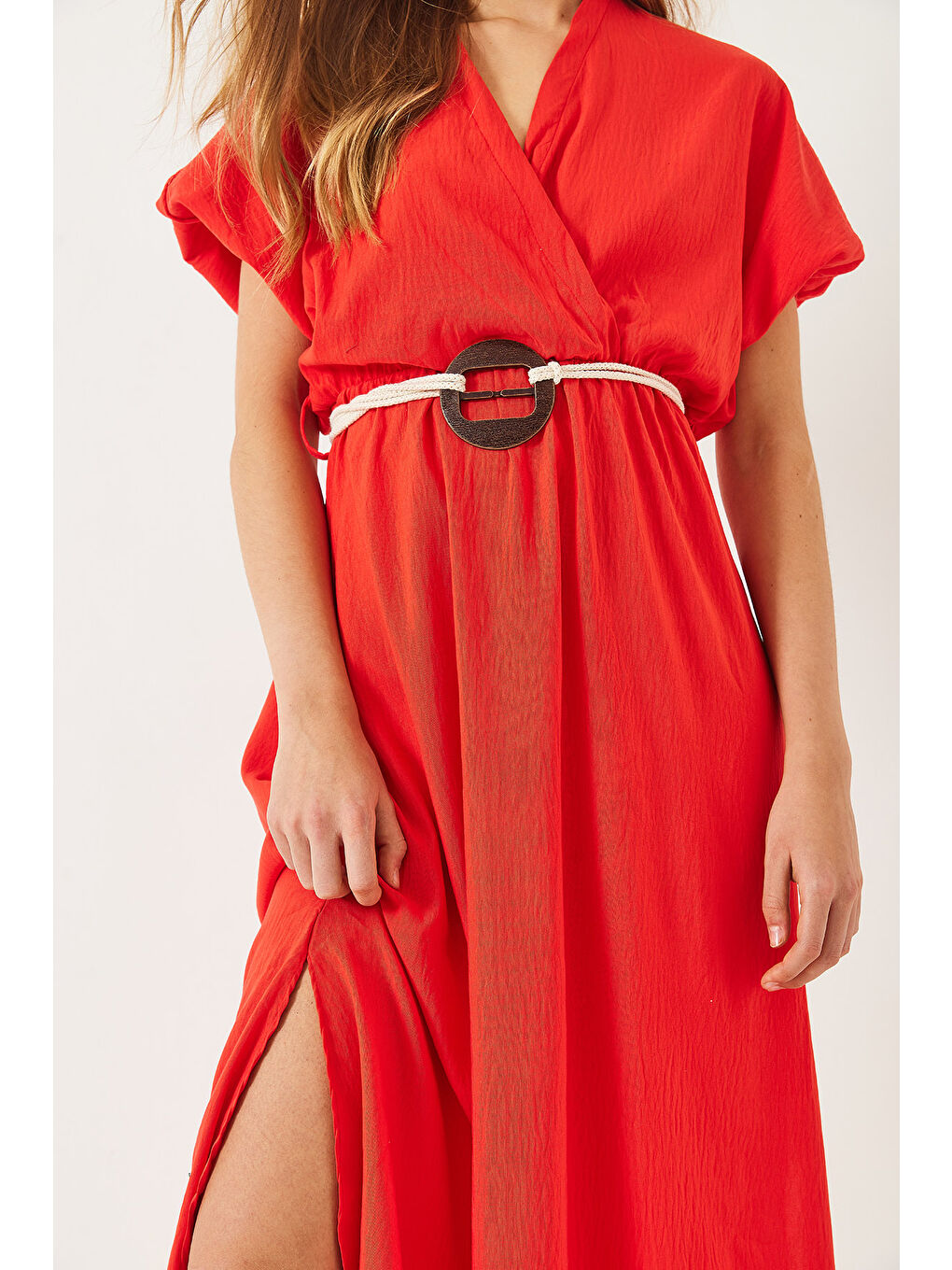 Kırmızı Kadın Kruvaze Yaka Kemerli Yırtmaç Detaylı Kısa Kollu Elbise-5