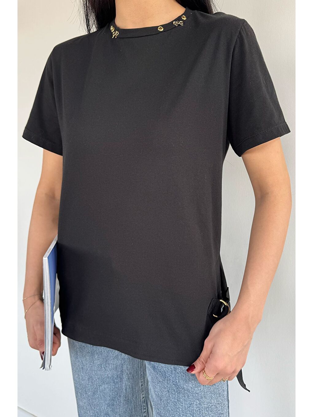 Siyah Kadın Yaka Detaylı Yan Yırtmaçlı T-shirt-1