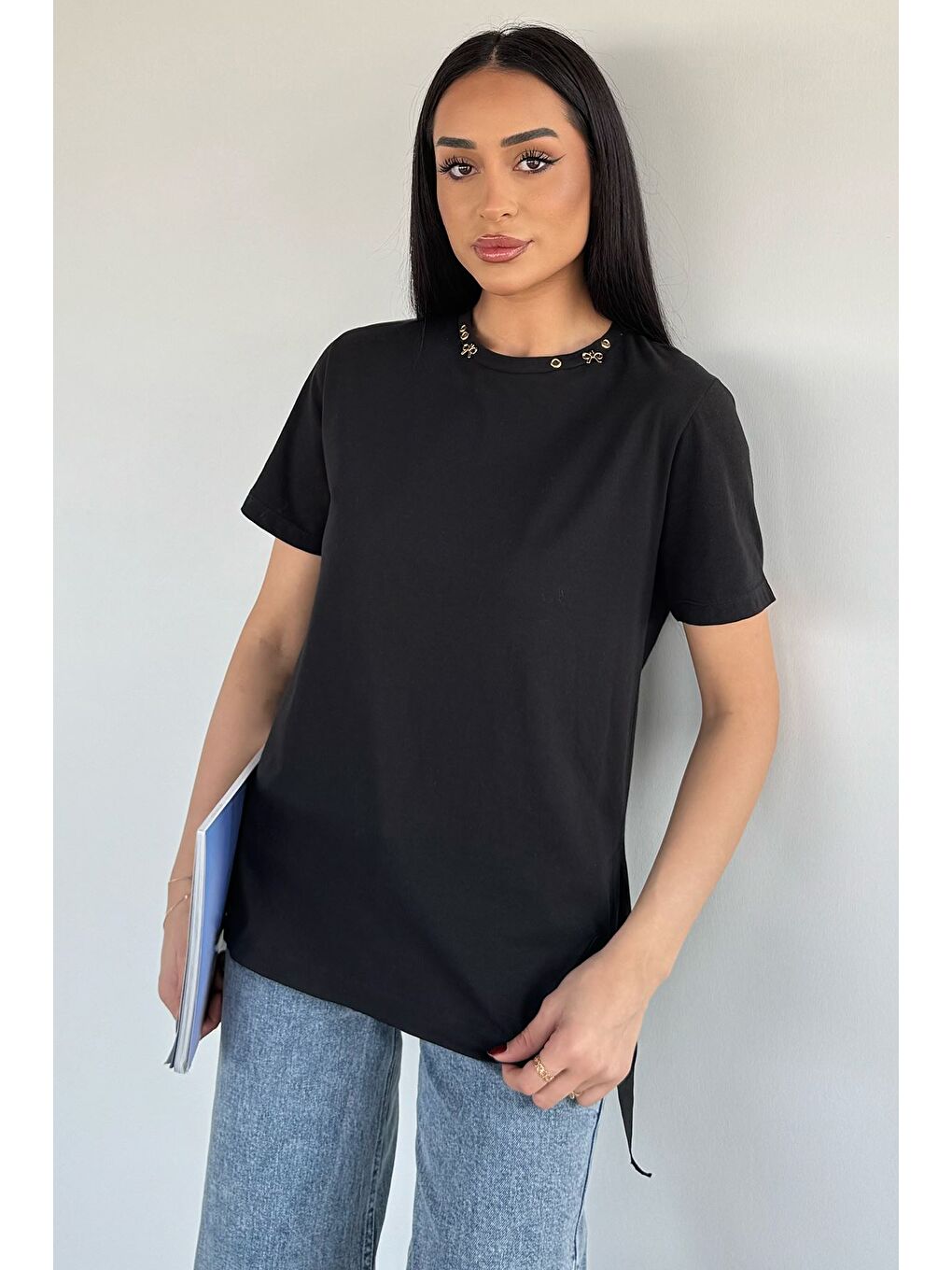 Siyah Kadın Yaka Detaylı Yan Yırtmaçlı T-shirt-2