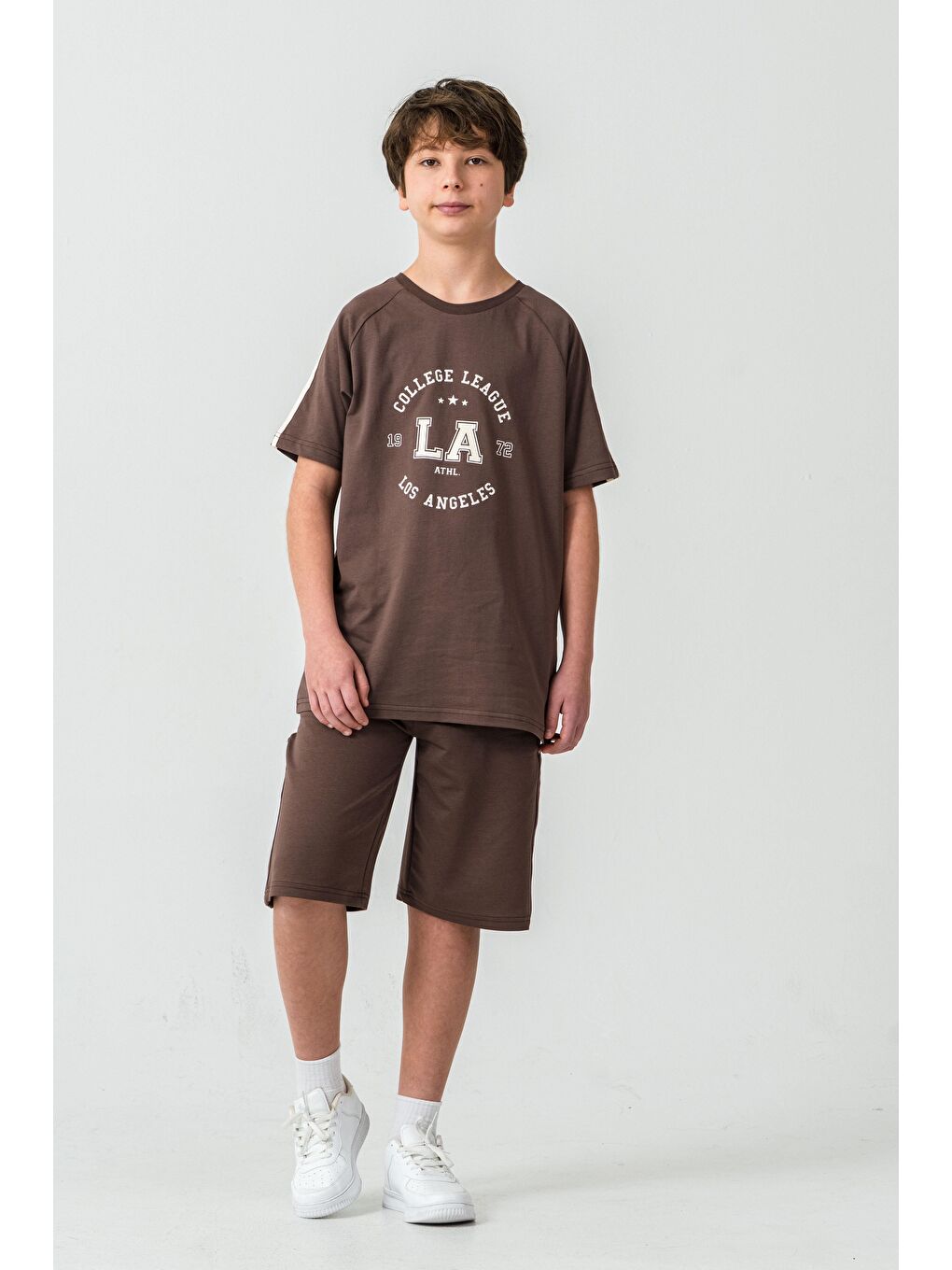 Kahverengi College League Los Angels Baskılı Alt Yanlar Biyeli Ve Çıtçıtlı Erkek Çocuk Şort - Tişört Takımı