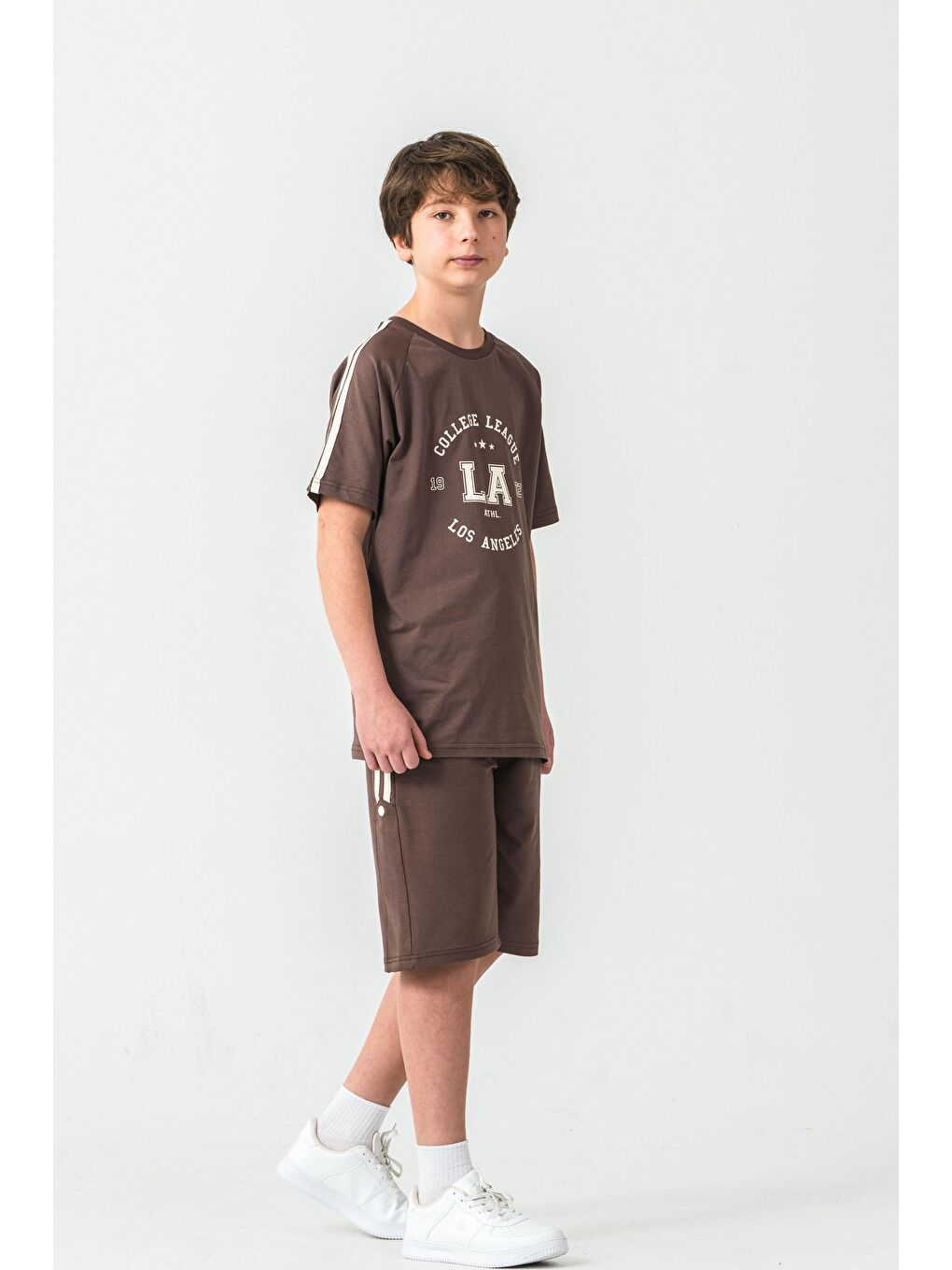 Kahverengi College League Los Angels Baskılı Alt Yanlar Biyeli Ve Çıtçıtlı Erkek Çocuk Şort - Tişört Takımı-1