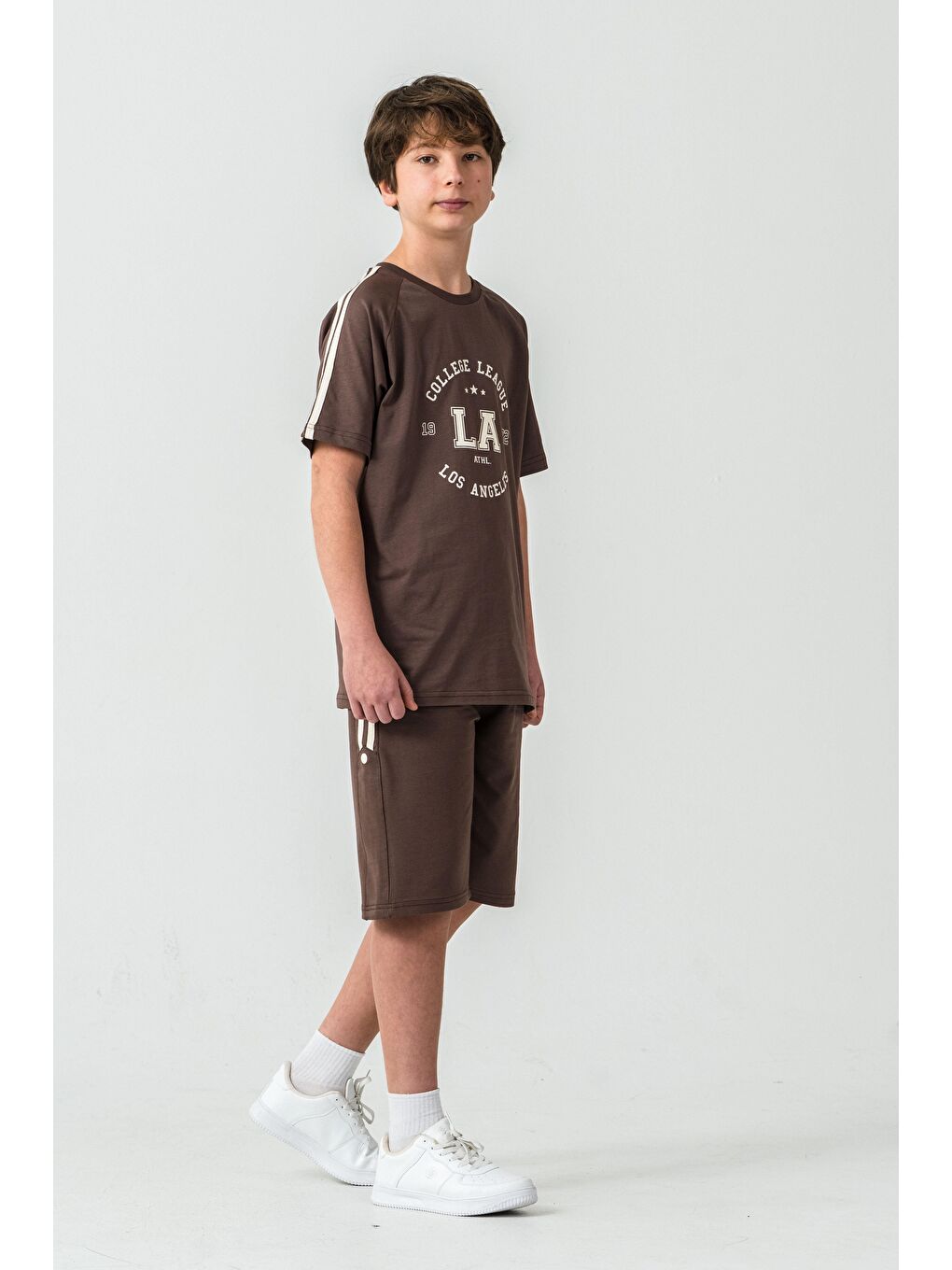Kahverengi College League Los Angels Baskılı Alt Yanlar Biyeli Ve Çıtçıtlı Erkek Çocuk Şort - Tişört Takımı-2