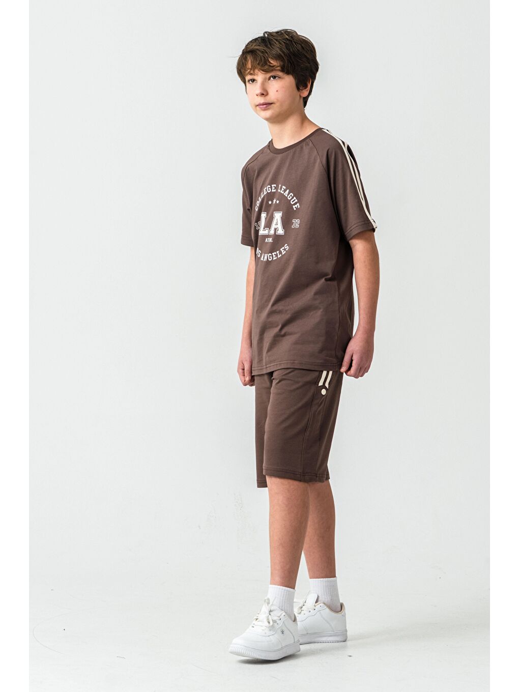 Kahverengi College League Los Angels Baskılı Alt Yanlar Biyeli Ve Çıtçıtlı Erkek Çocuk Şort - Tişört Takımı-3
