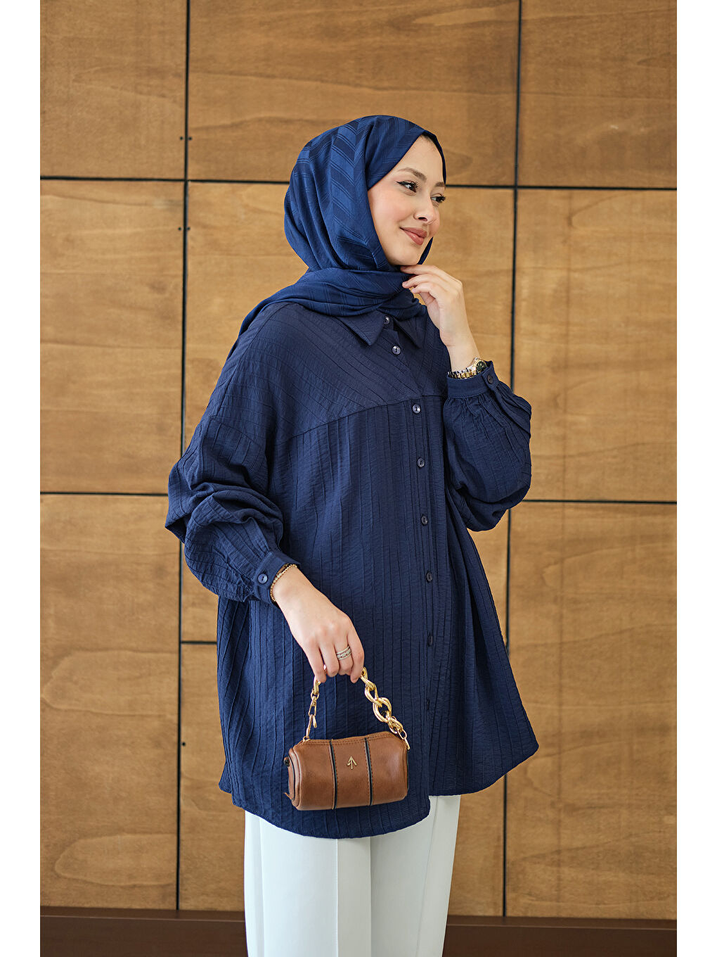 Kadın Kendinden Desenli Biyeli Gömlek Lacivert-2