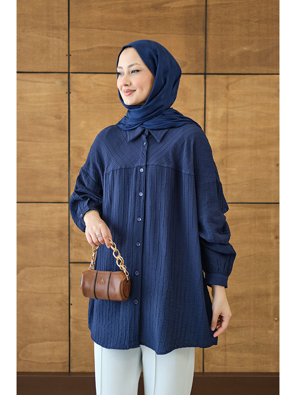 Kadın Kendinden Desenli Biyeli Gömlek Lacivert-3