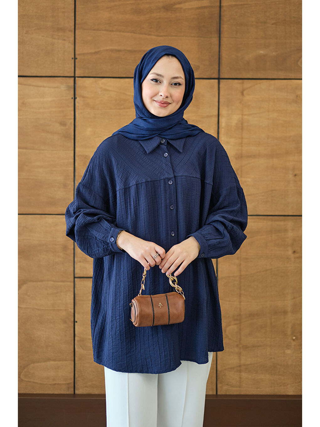 Kadın Kendinden Desenli Biyeli Gömlek Lacivert-4