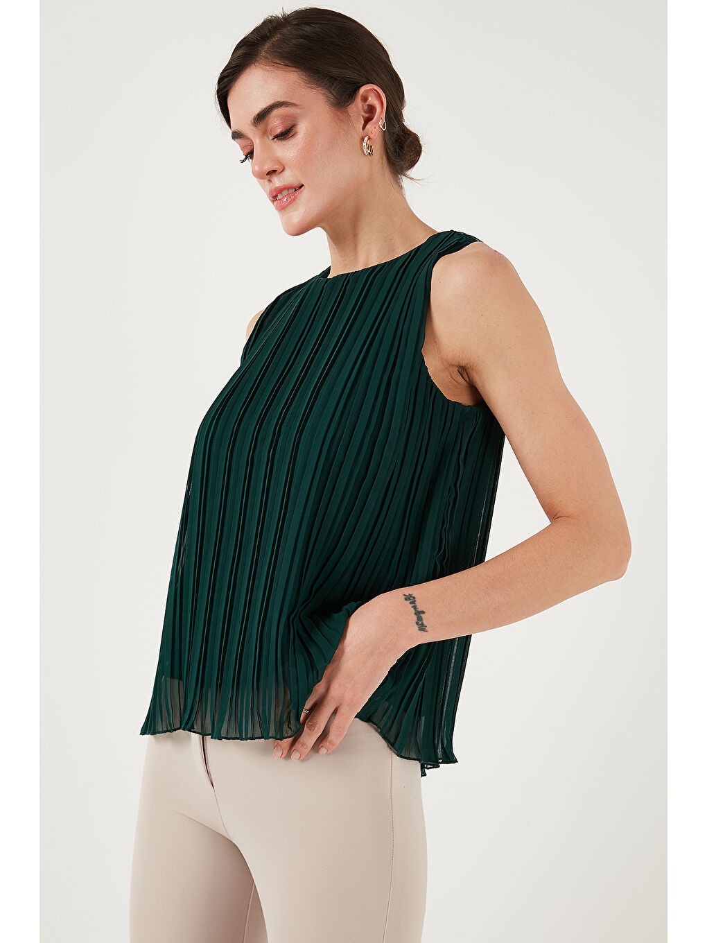 Yeşil Astarlı Kalın Askılı Standart Fit Bisiklet Yaka Şifon Kadın Bluz 611Fb220-5