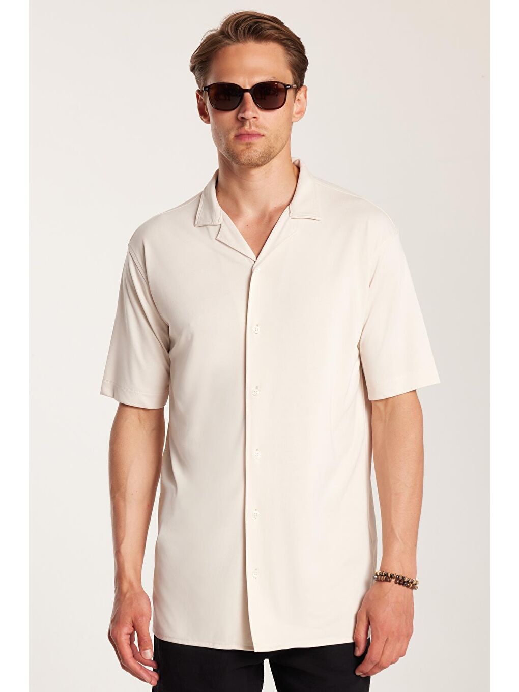 Bej Erkek Relax Fit Modal Kumaş Örme Premium Seri Kısa Kol Apaş Yaka Taş Gömlek-1