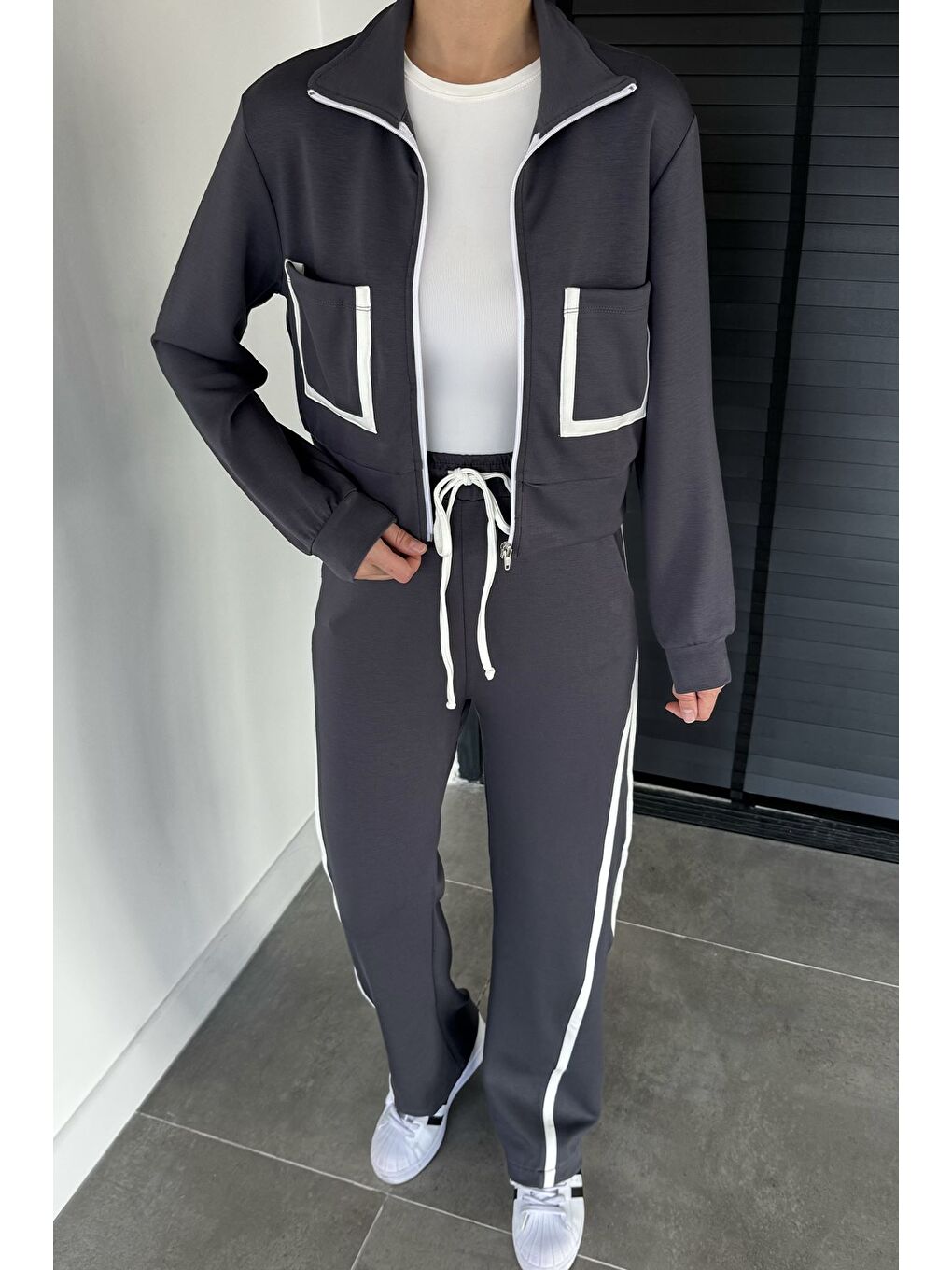 Antrasit Kadın Ön Fermuarlı Çift Cepli Şerit Desenli Sweat Bel Lastikli Pantolon İkili Takım