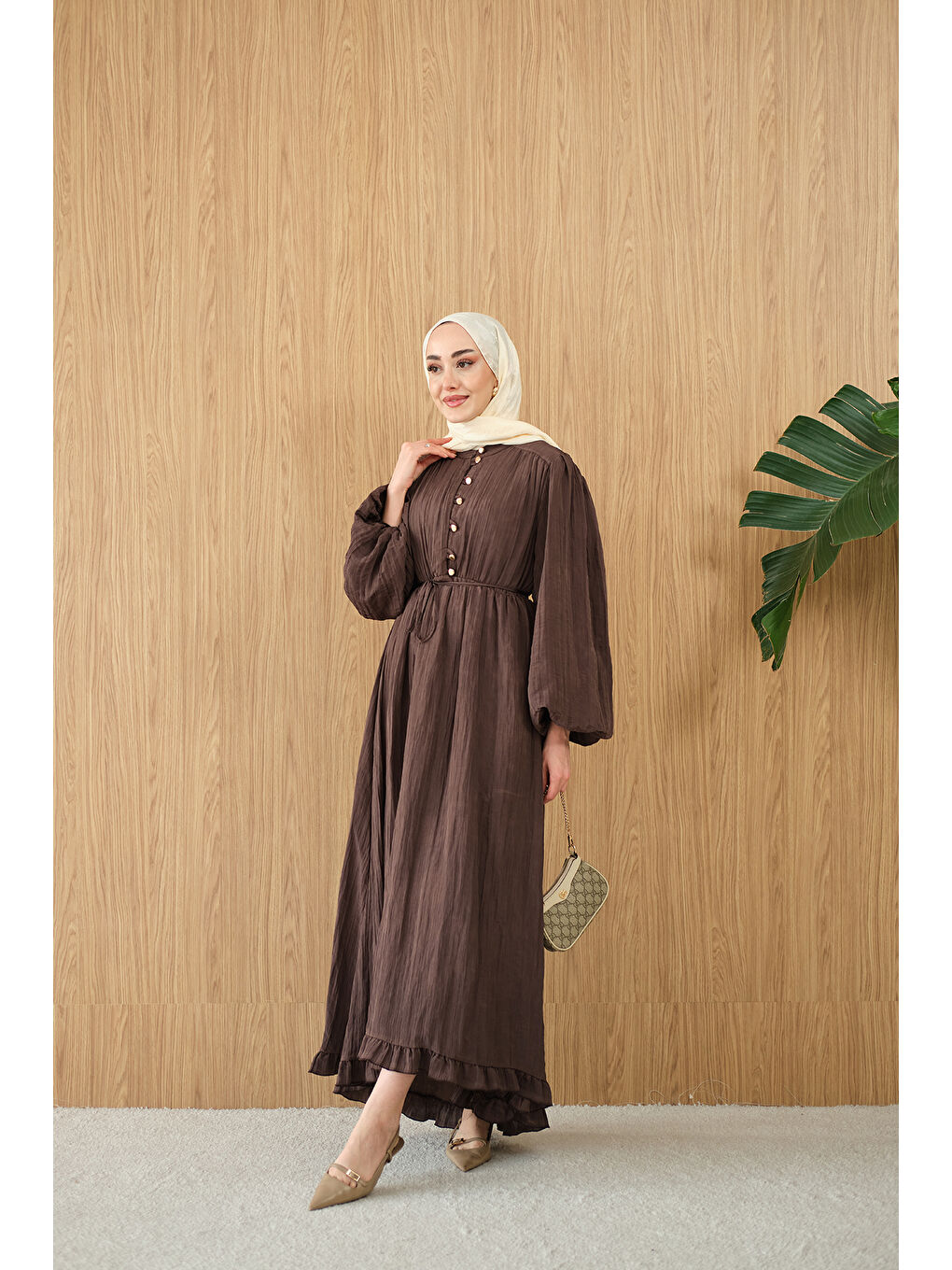 Kadın Asimetrik Fırfırlı Bel Bağlamalı Piliseli Elbise Kahverengi