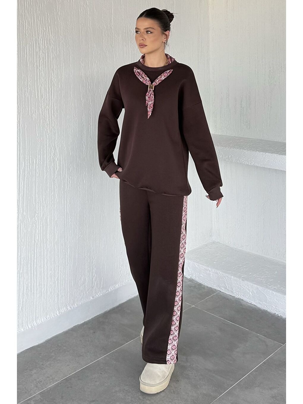 Kahverengi Kadın Fular Aksesuarlı Bisiklet Yaka Şardonlu Sweat Bel Lastikli Pantolon İkili Takım
