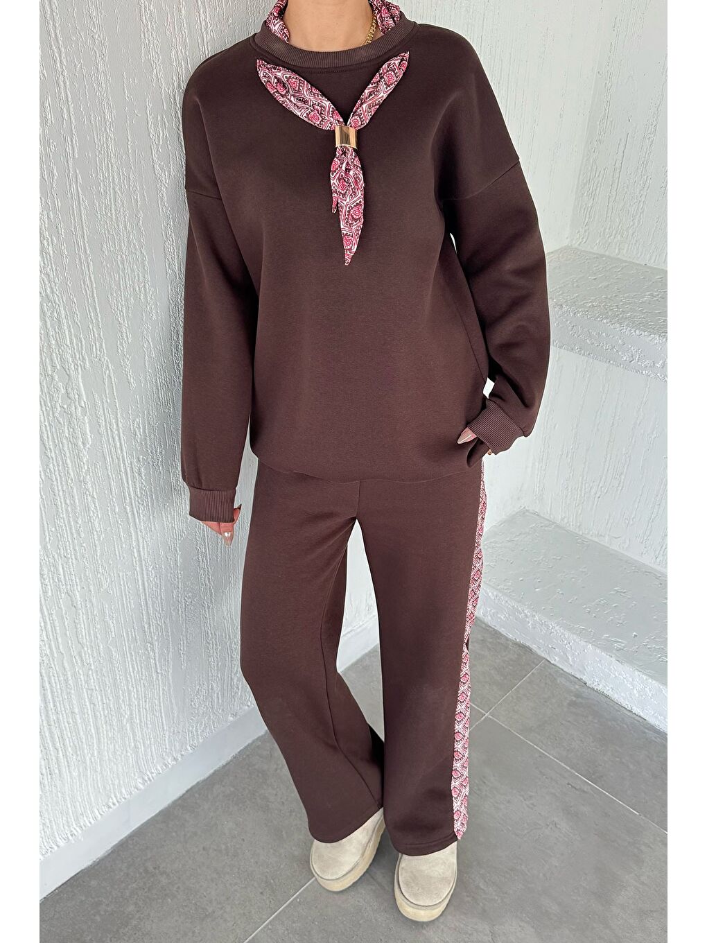 Kahverengi Kadın Fular Aksesuarlı Bisiklet Yaka Şardonlu Sweat Bel Lastikli Pantolon İkili Takım-1