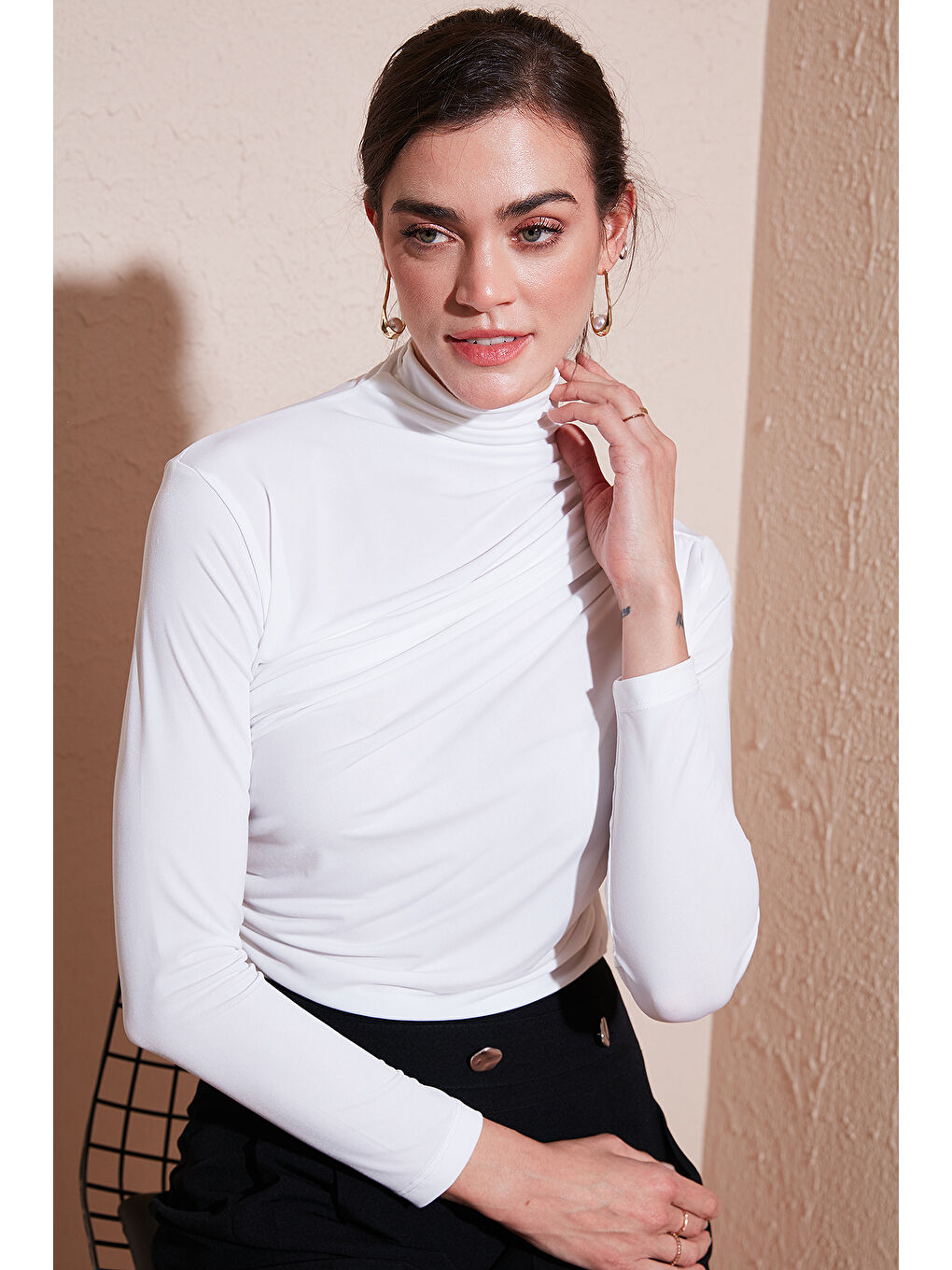 Ekru Streç Büzgü Detaylı Slim Fit Dik Yaka Kadın Bluz 669925-1