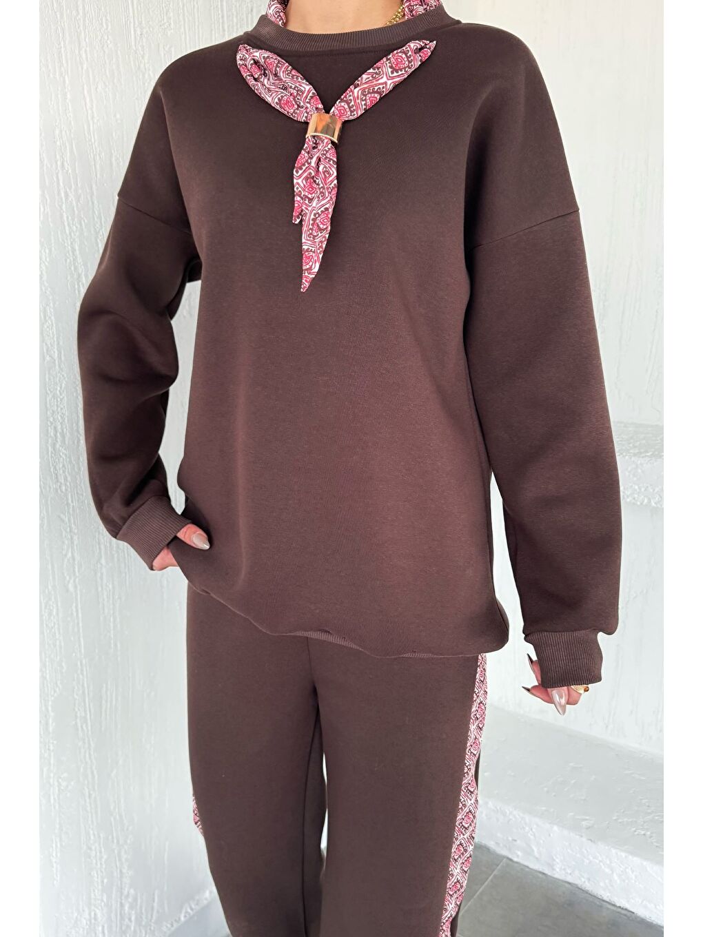 Kahverengi Kadın Fular Aksesuarlı Bisiklet Yaka Şardonlu Sweat Bel Lastikli Pantolon İkili Takım-2