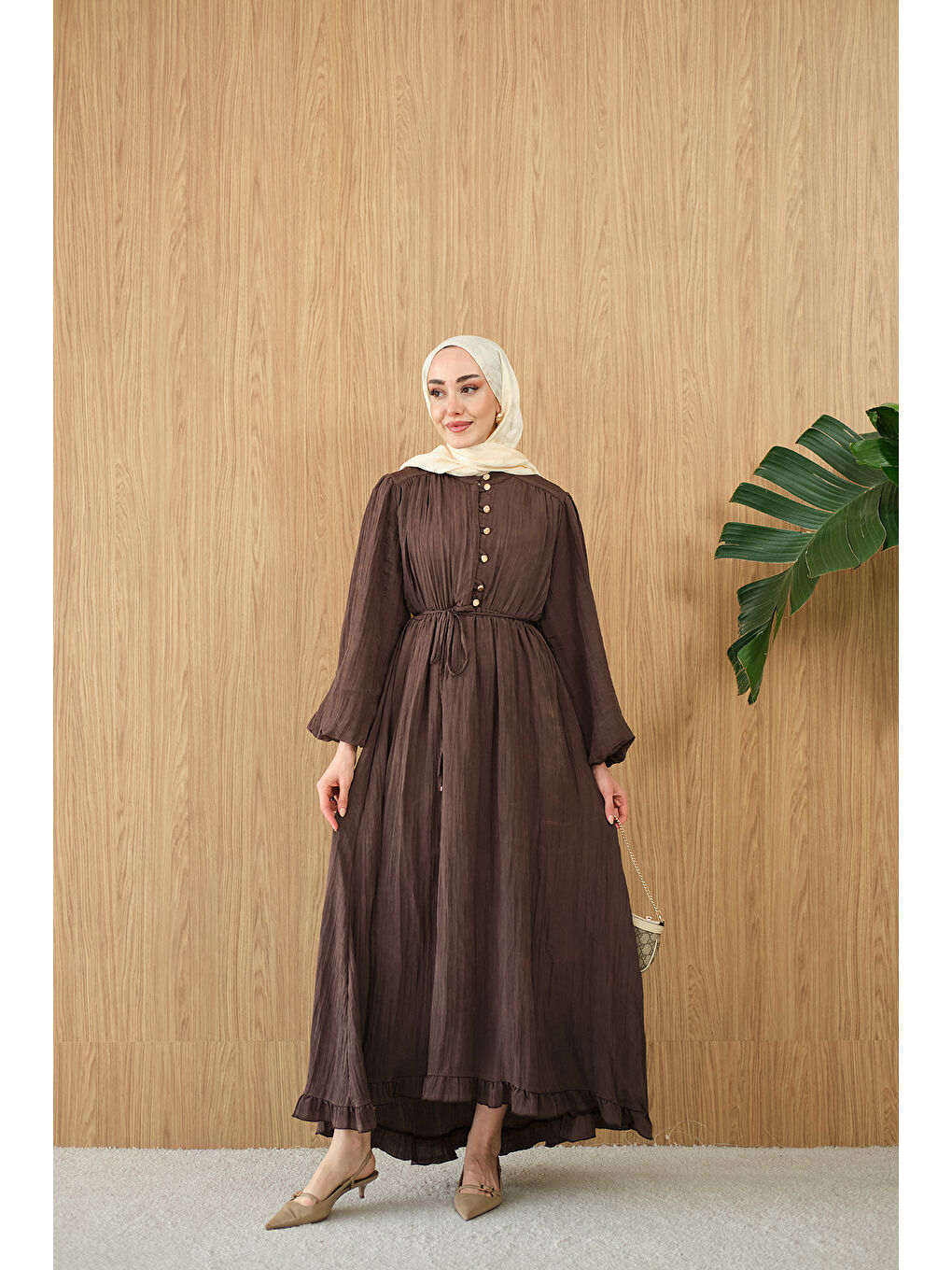 Kadın Asimetrik Fırfırlı Bel Bağlamalı Piliseli Elbise Kahverengi-4