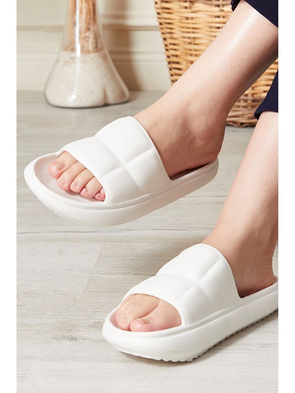 Beyaz Lacivert Kadın Günlük Konfor Terlik-1