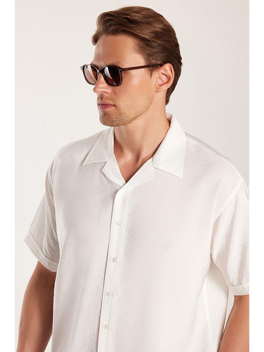 Erkek Relax Fit Rahat Kesim Viskon Dökümlü Kısa Kollu Apaş Yaka Beyaz Gömlek