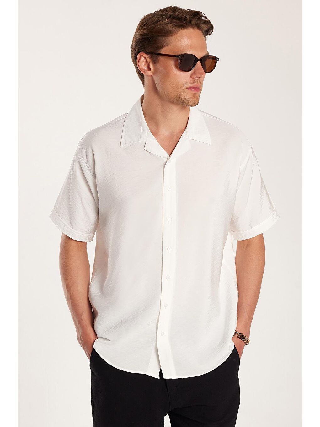 Erkek Relax Fit Rahat Kesim Viskon Dökümlü Kısa Kollu Apaş Yaka Beyaz Gömlek-1