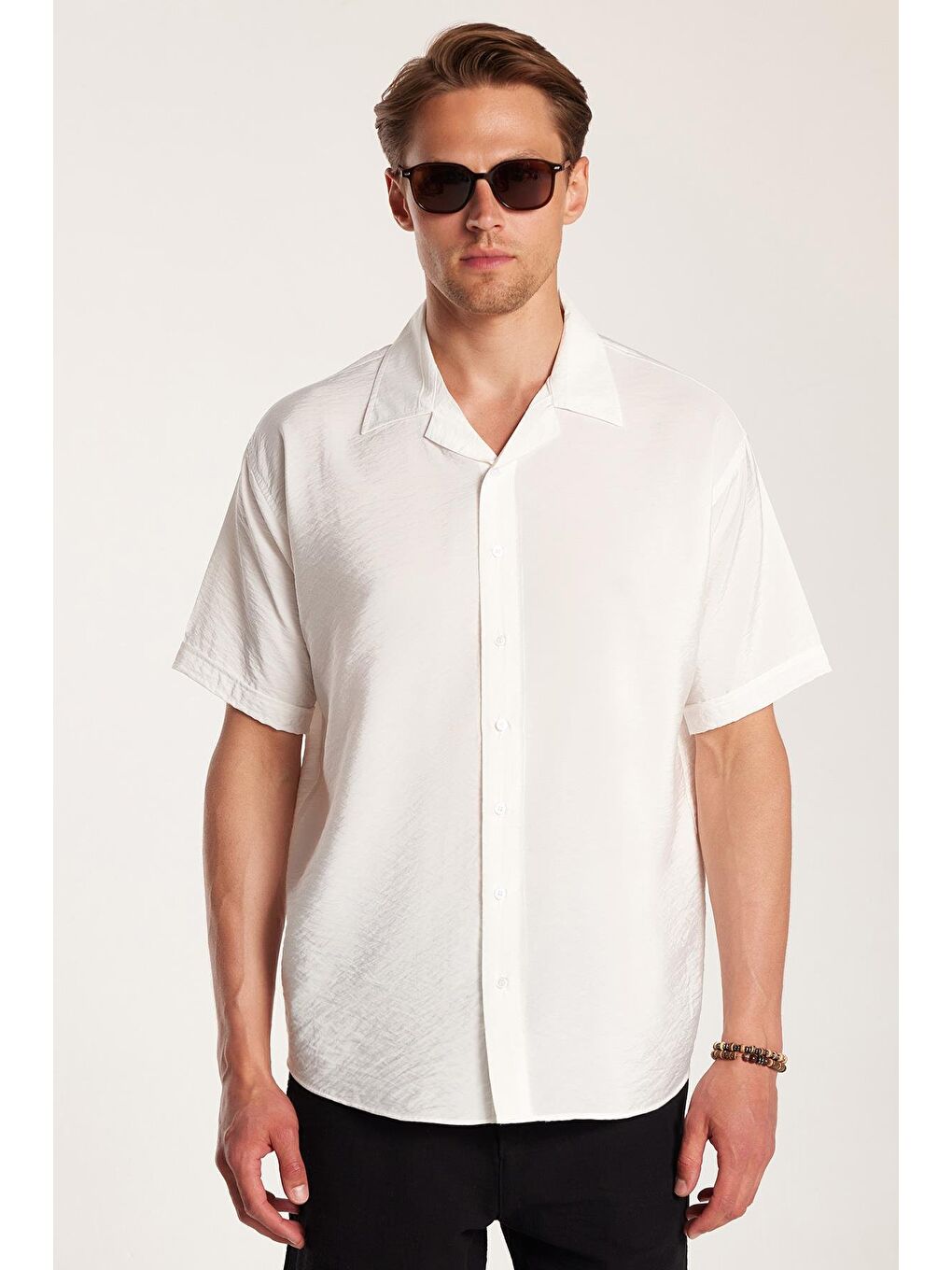Erkek Relax Fit Rahat Kesim Viskon Dökümlü Kısa Kollu Apaş Yaka Beyaz Gömlek-3