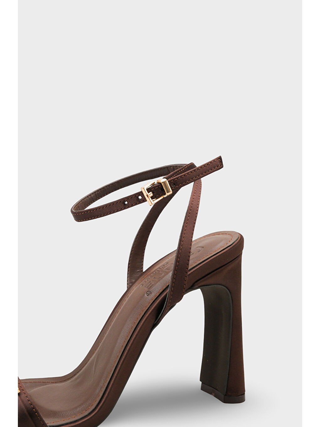 Kahverengi Bessy Kare Burunlu Yüksek Topuklu Metal Aksesuarlı Bilekten Bantlı Kadın Ayakkabı-3