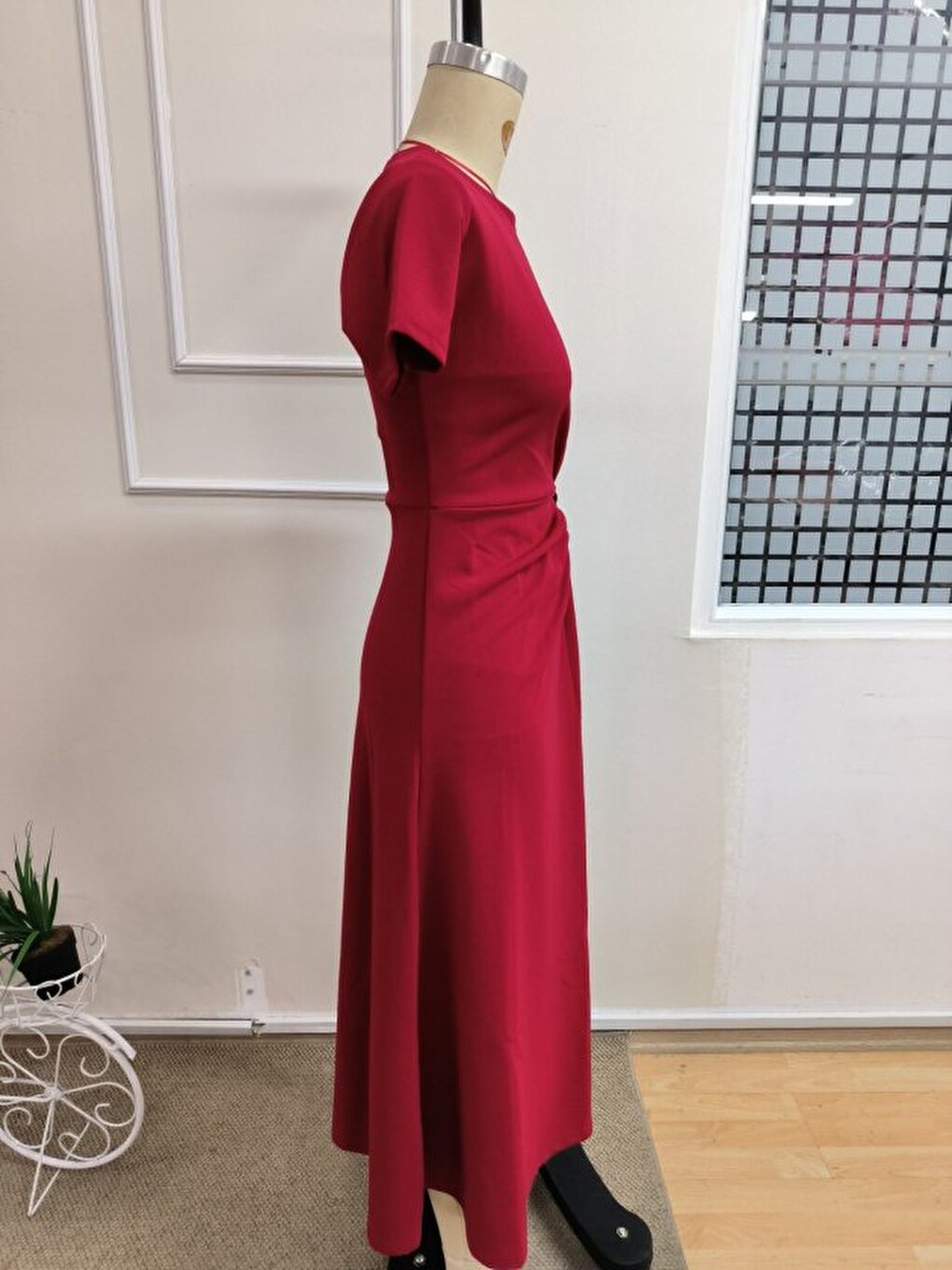 Kırmızı Kadın Kısa Kollu Yuvarlak Yakalı Beli Büzgülü Toka Detaylı Midi Janjan Krep Elbise-5