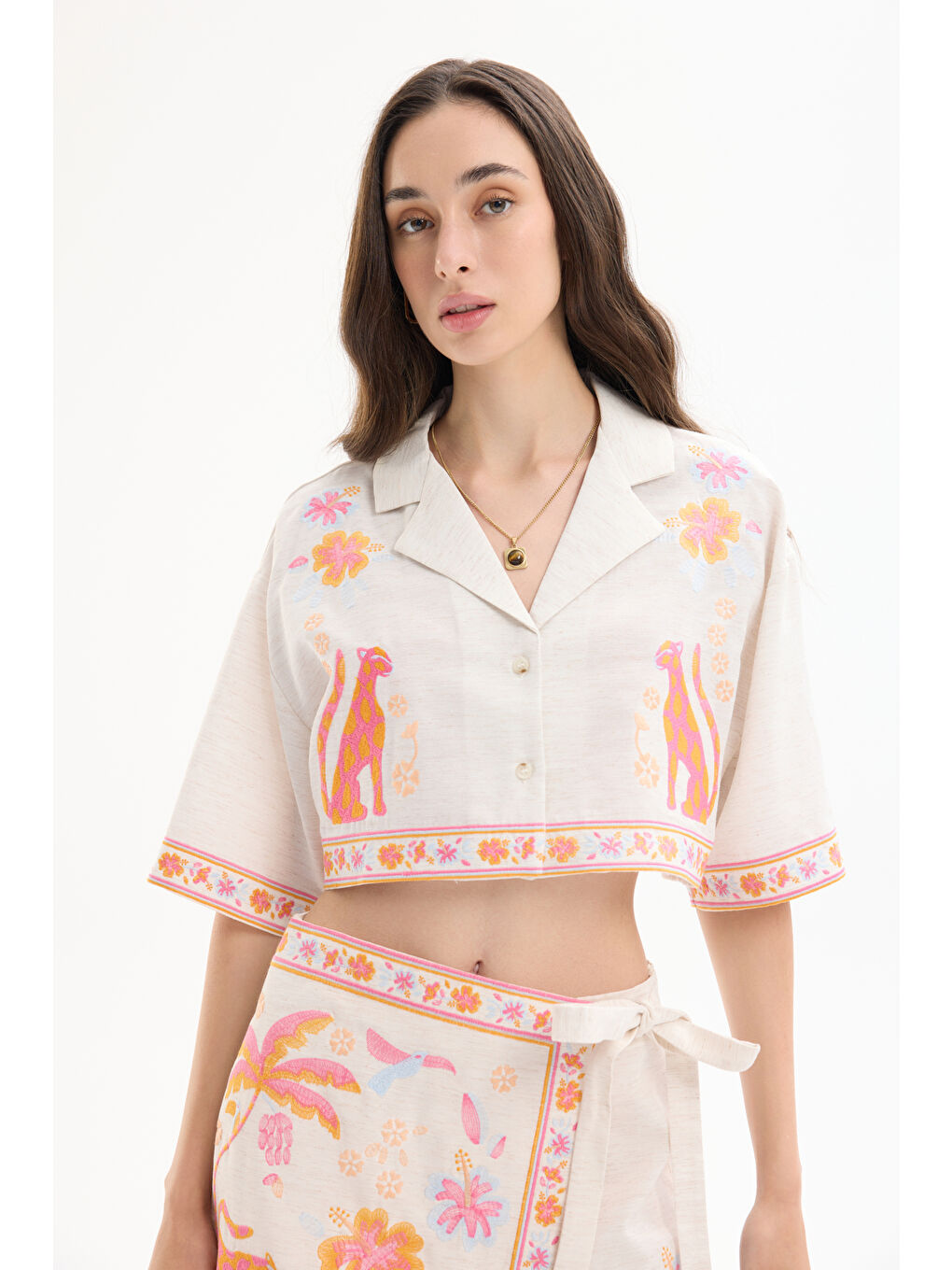 Bej Çita Figürlü Çiçek Nakışlı Keten Crop Gömlek Naturel-1