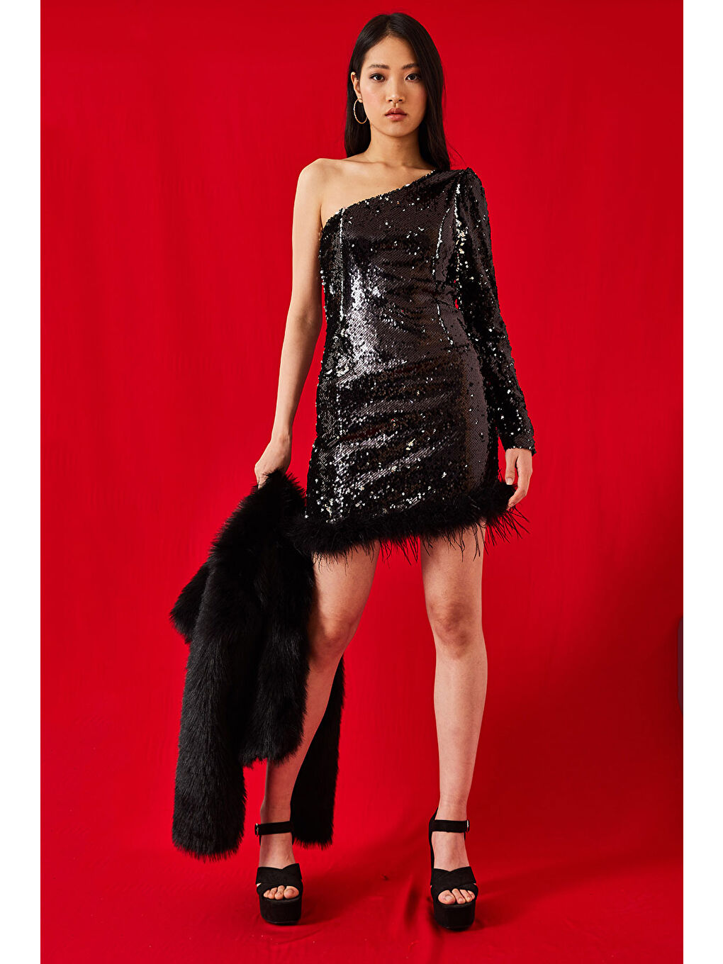 Siyah Kadın Pul Payetli Etek Ucu Tüy Detaylı Tek Omuz Astarlı Elbise-1