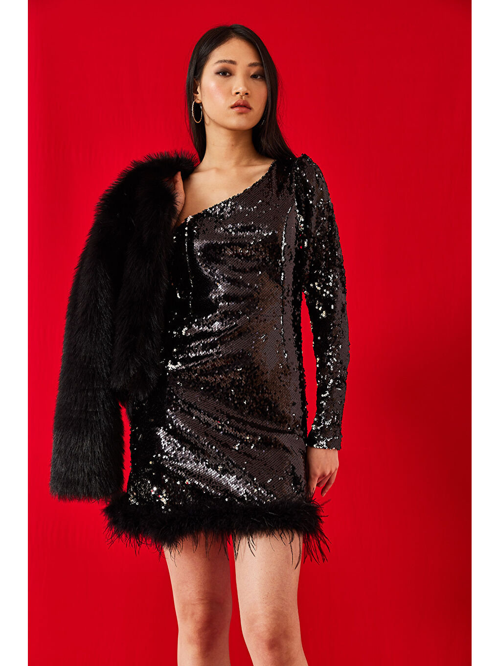 Siyah Kadın Pul Payetli Etek Ucu Tüy Detaylı Tek Omuz Astarlı Elbise-5