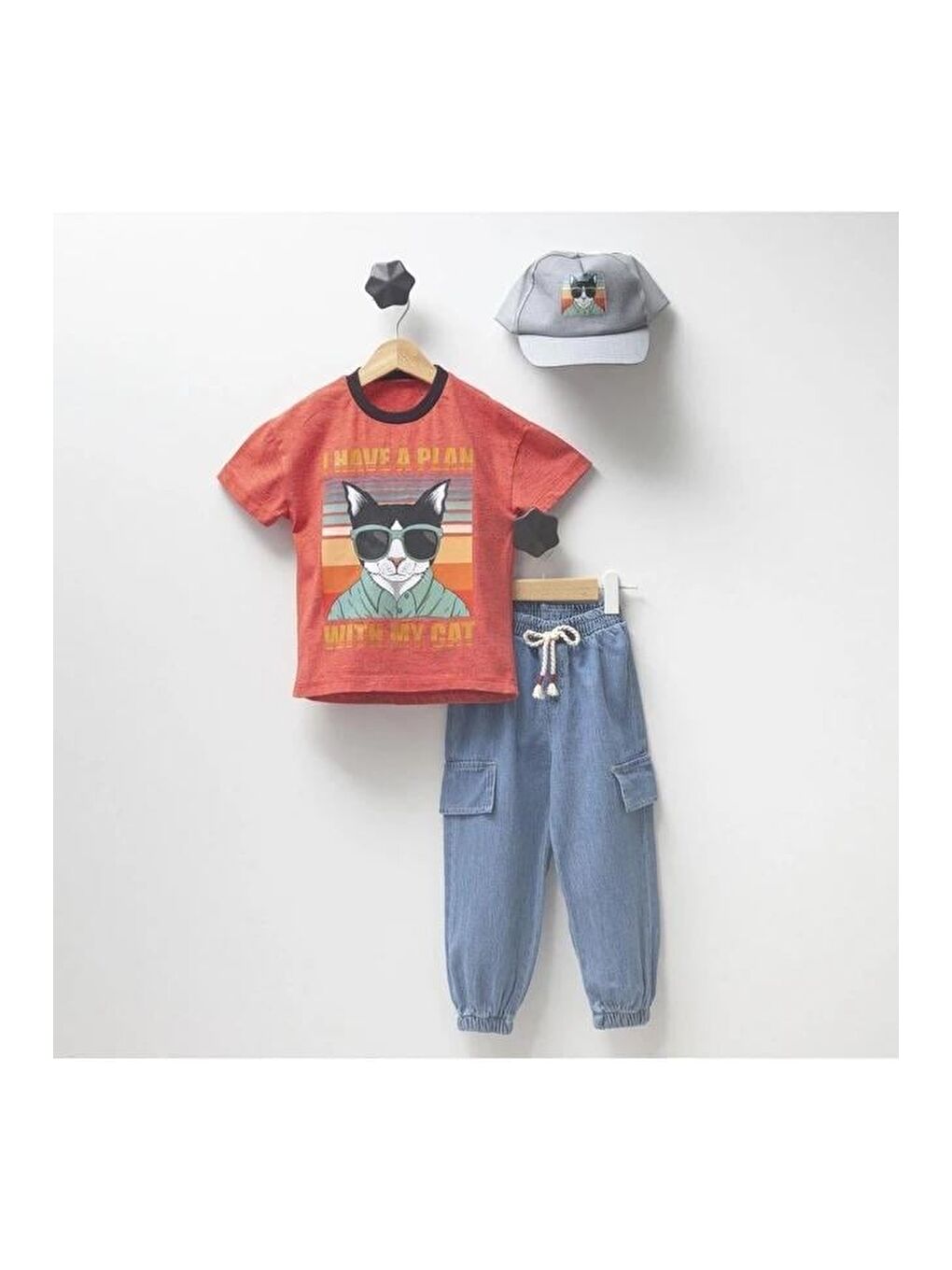 Karışık Erkek Çocuk Pamuklu Kırmızı Kedi Baskılı T-Shirt Ve Jean Pantolon Takım - Şapka Detaylı